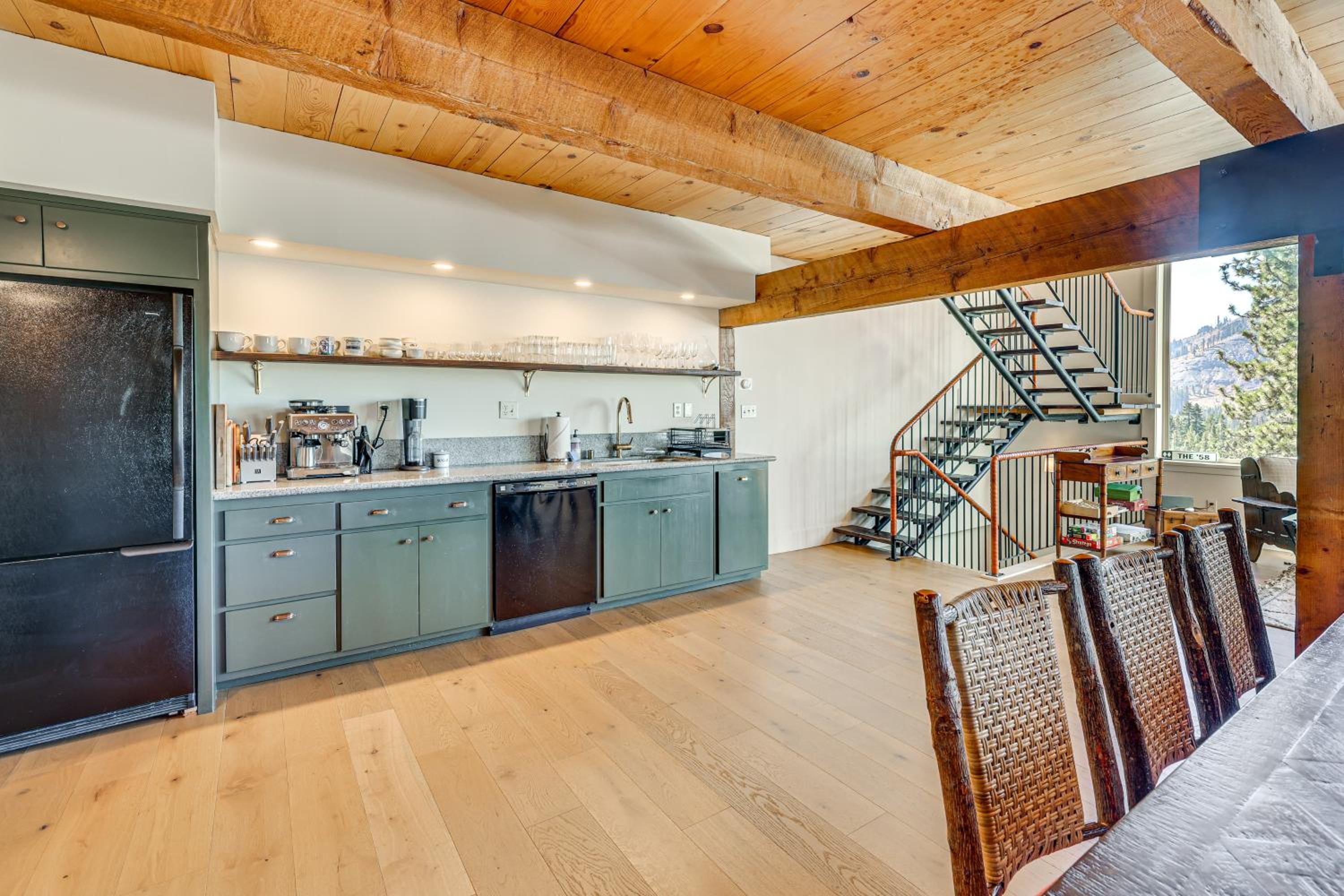 Endless Mtn Views! Group Ski Lodge at Sugar Bowl