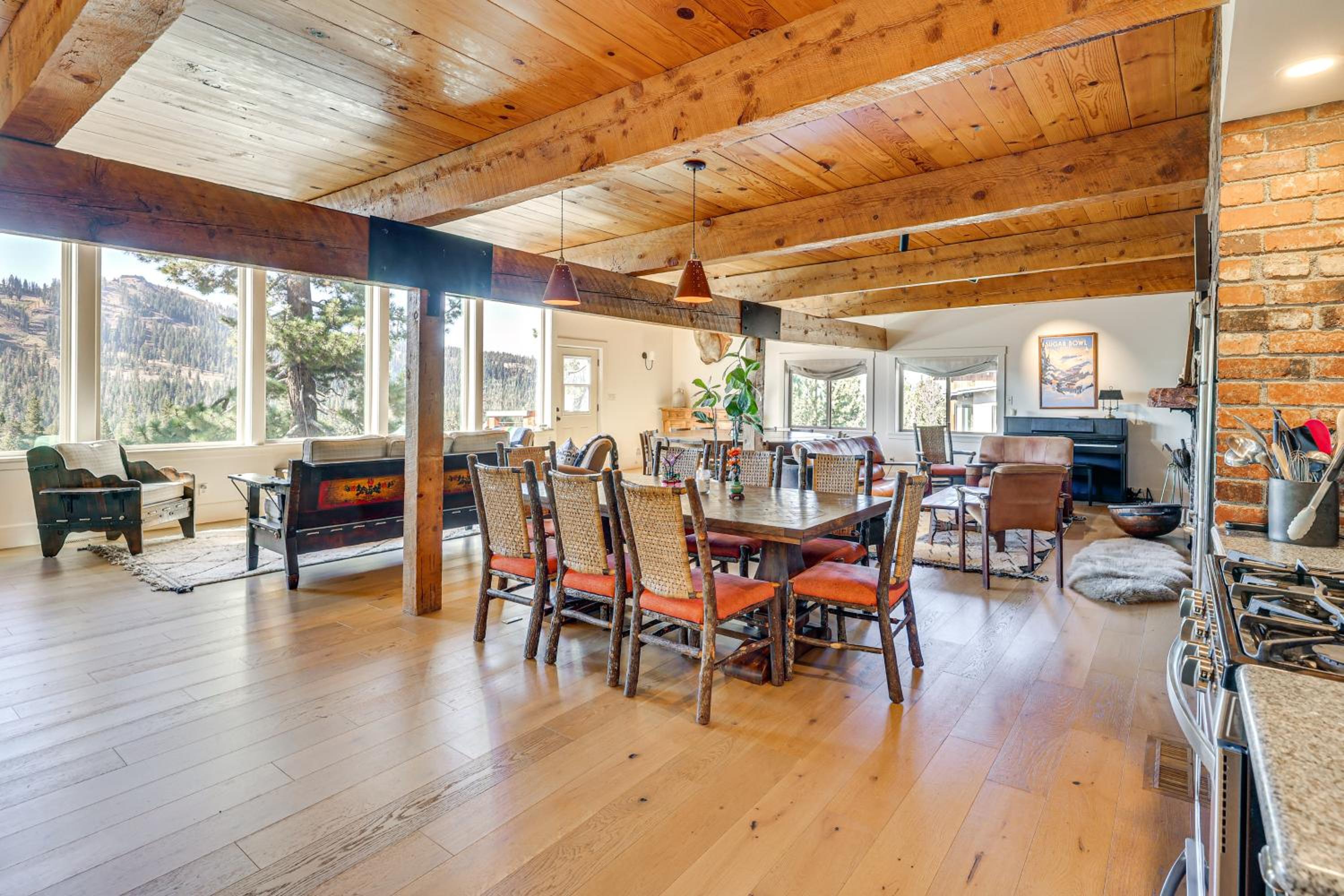 Endless Mtn Views! Group Ski Lodge at Sugar Bowl