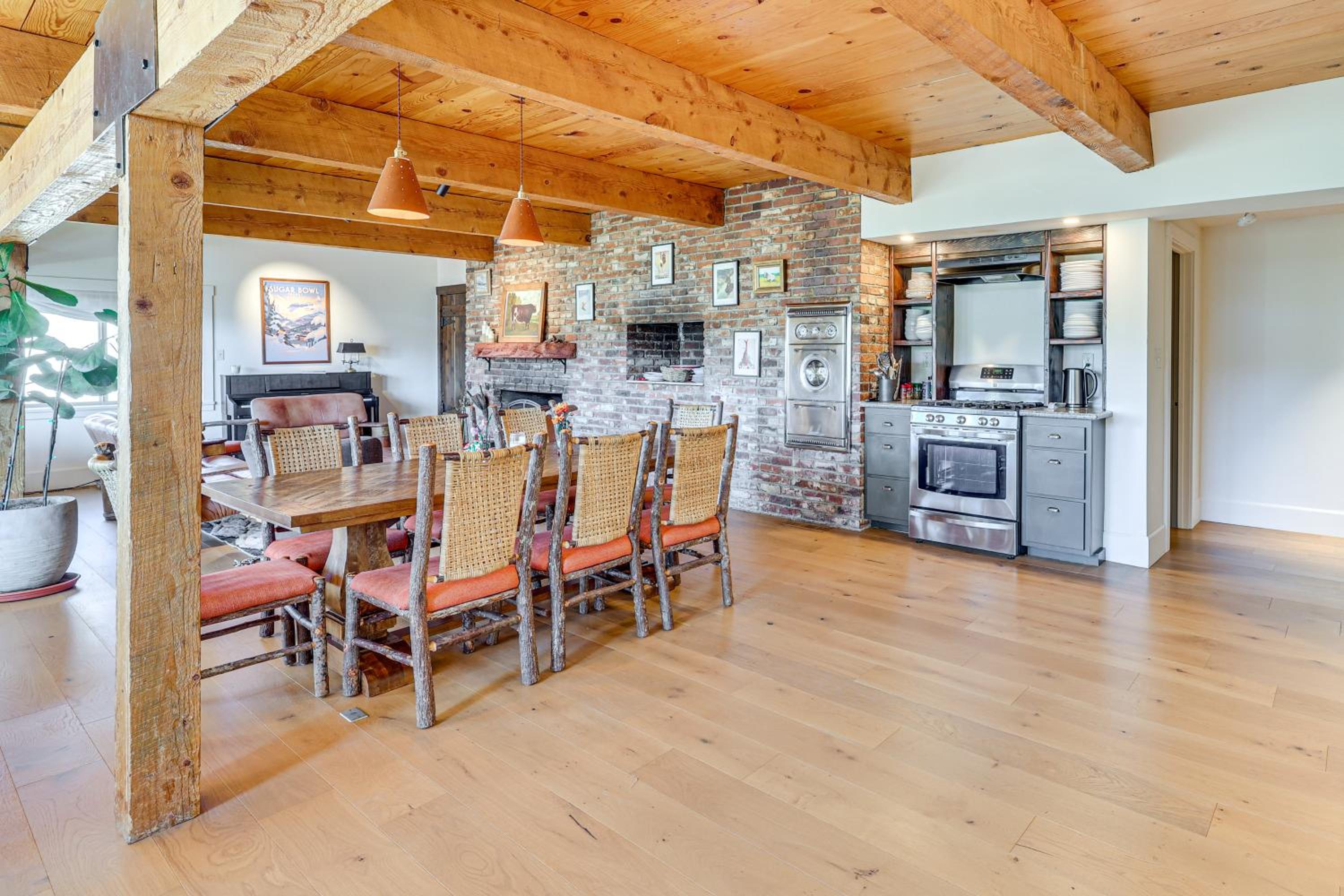 Endless Mtn Views! Group Ski Lodge at Sugar Bowl