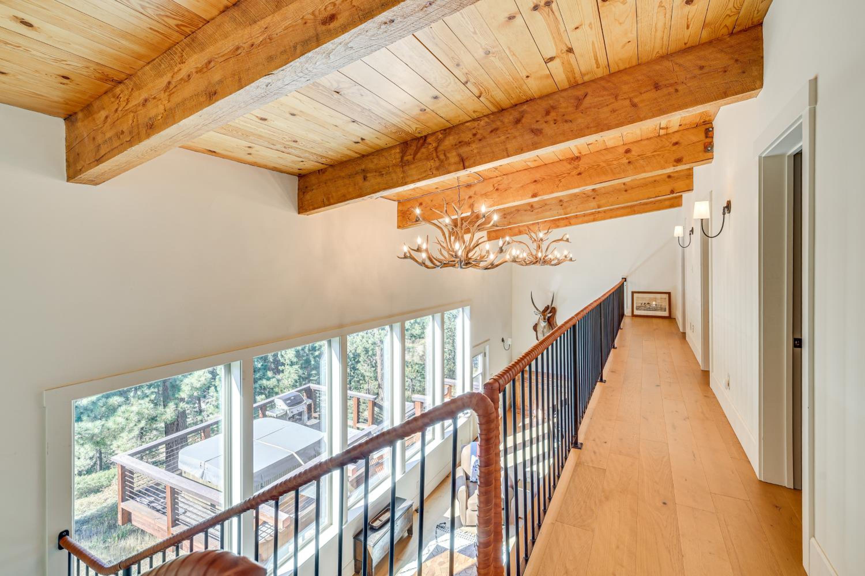 Endless Mtn Views! Group Ski Lodge at Sugar Bowl