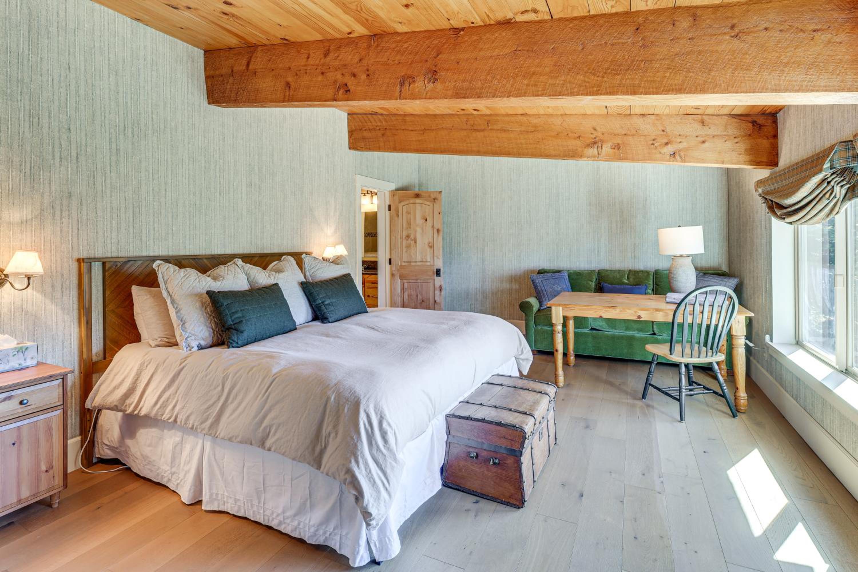 Endless Mtn Views! Group Ski Lodge at Sugar Bowl