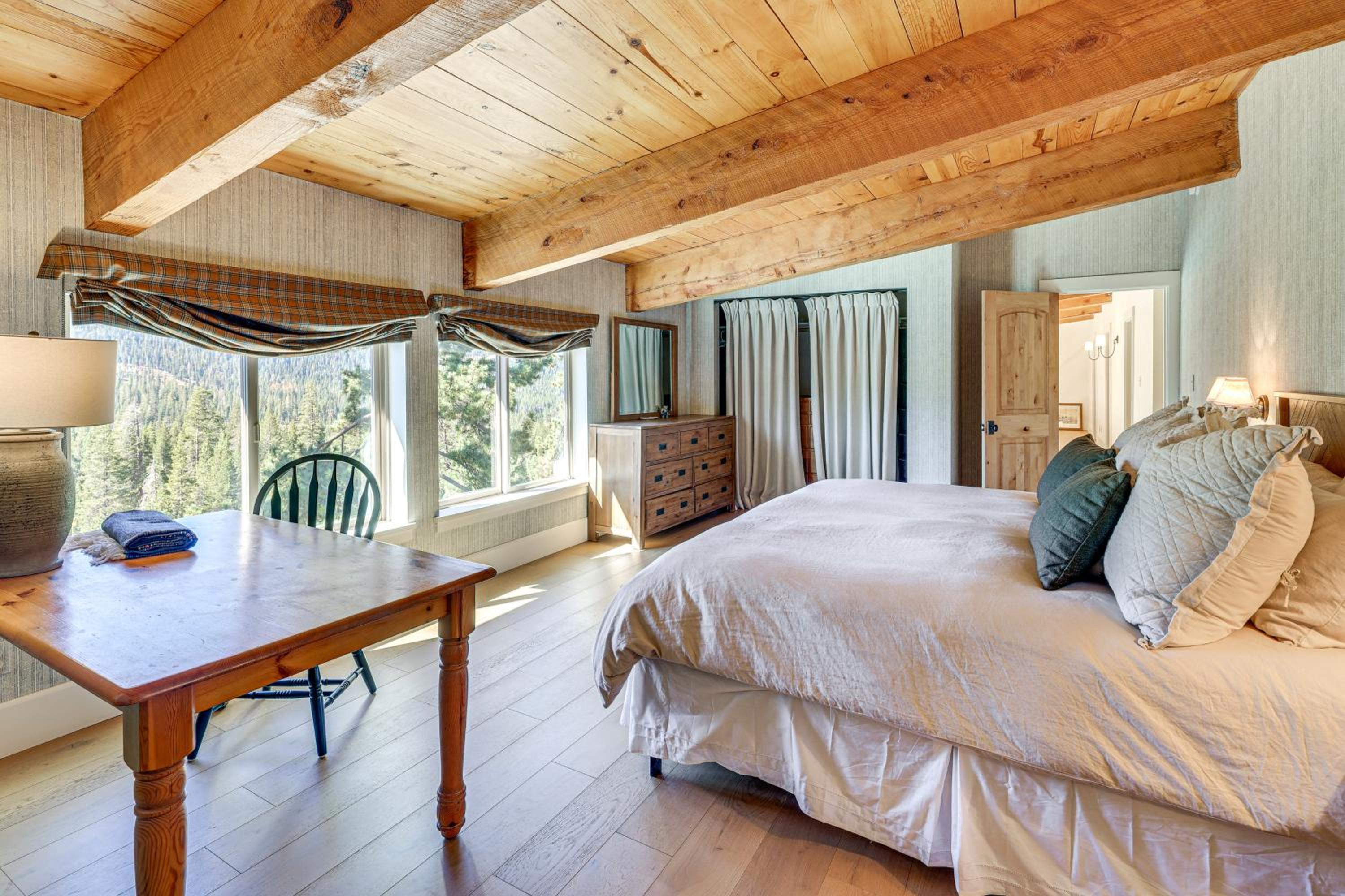 Endless Mtn Views! Group Ski Lodge at Sugar Bowl