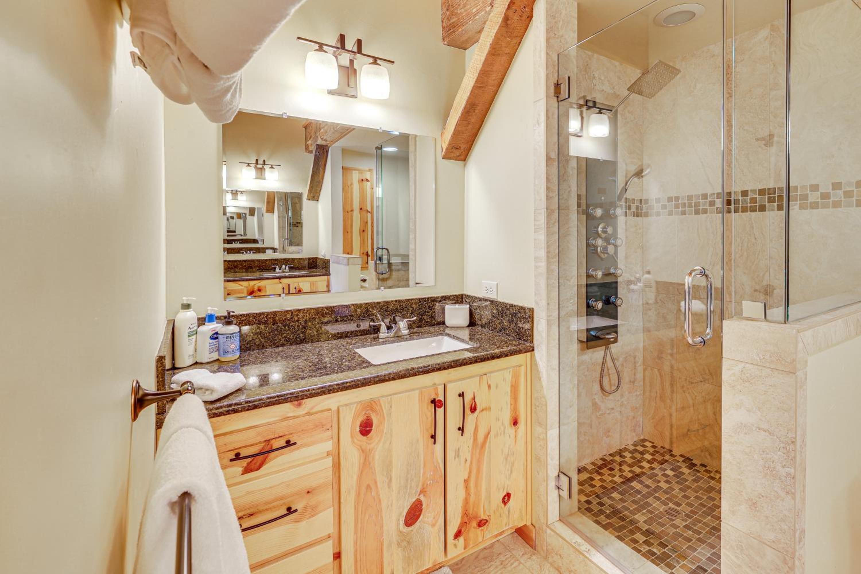 Endless Mtn Views! Group Ski Lodge at Sugar Bowl