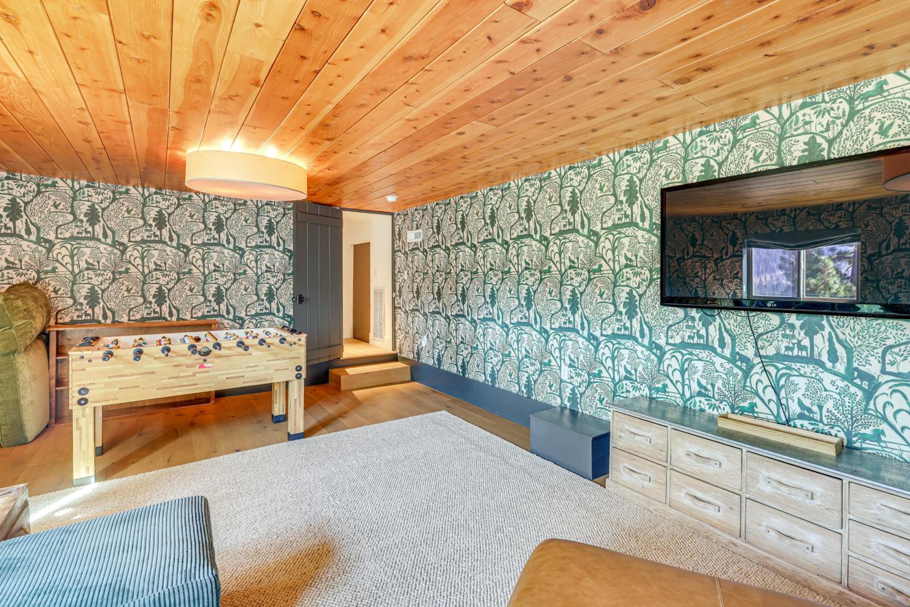 Endless Mtn Views! Group Ski Lodge at Sugar Bowl