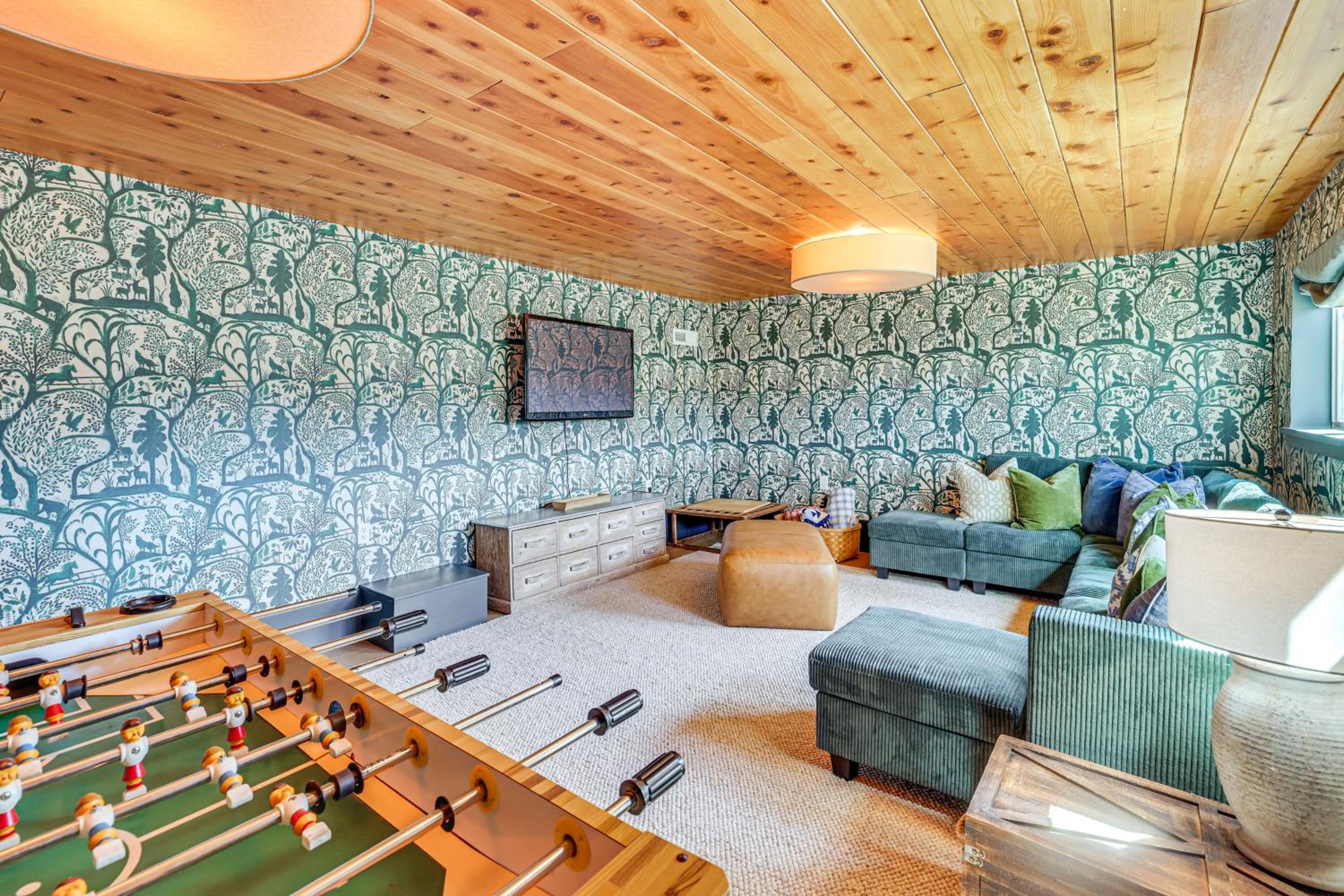 Endless Mtn Views! Group Ski Lodge at Sugar Bowl