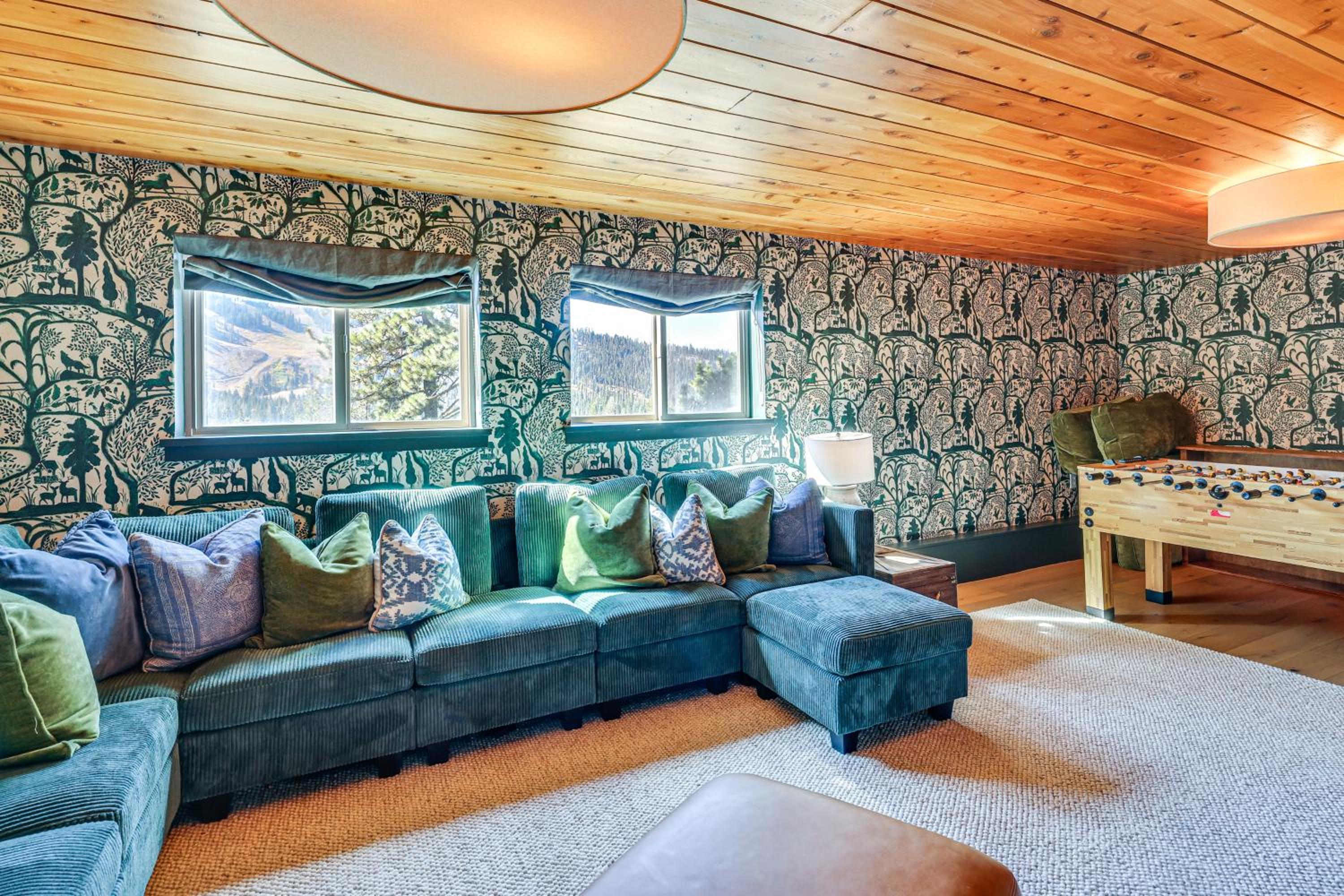 Endless Mtn Views! Group Ski Lodge at Sugar Bowl