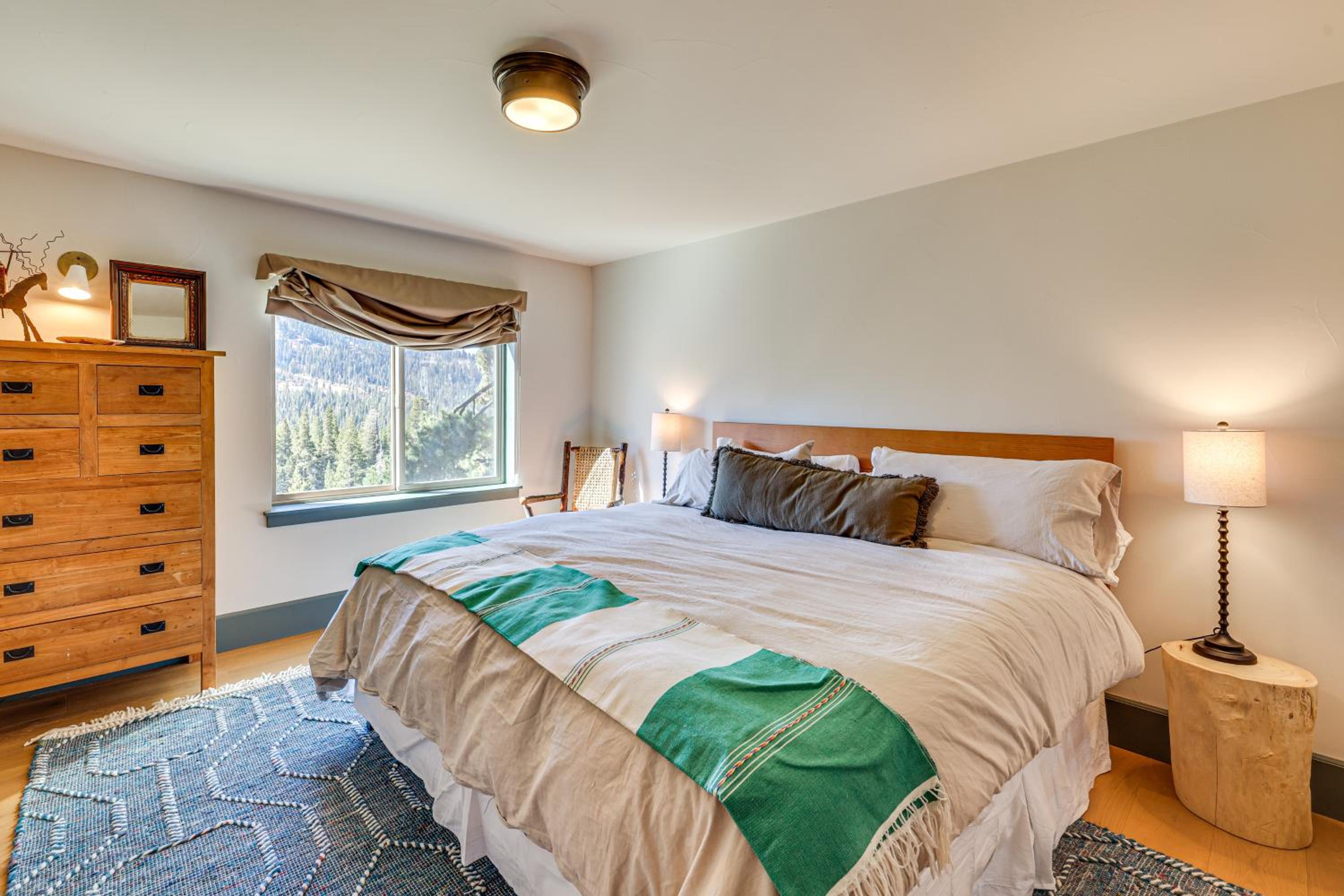Endless Mtn Views! Group Ski Lodge at Sugar Bowl