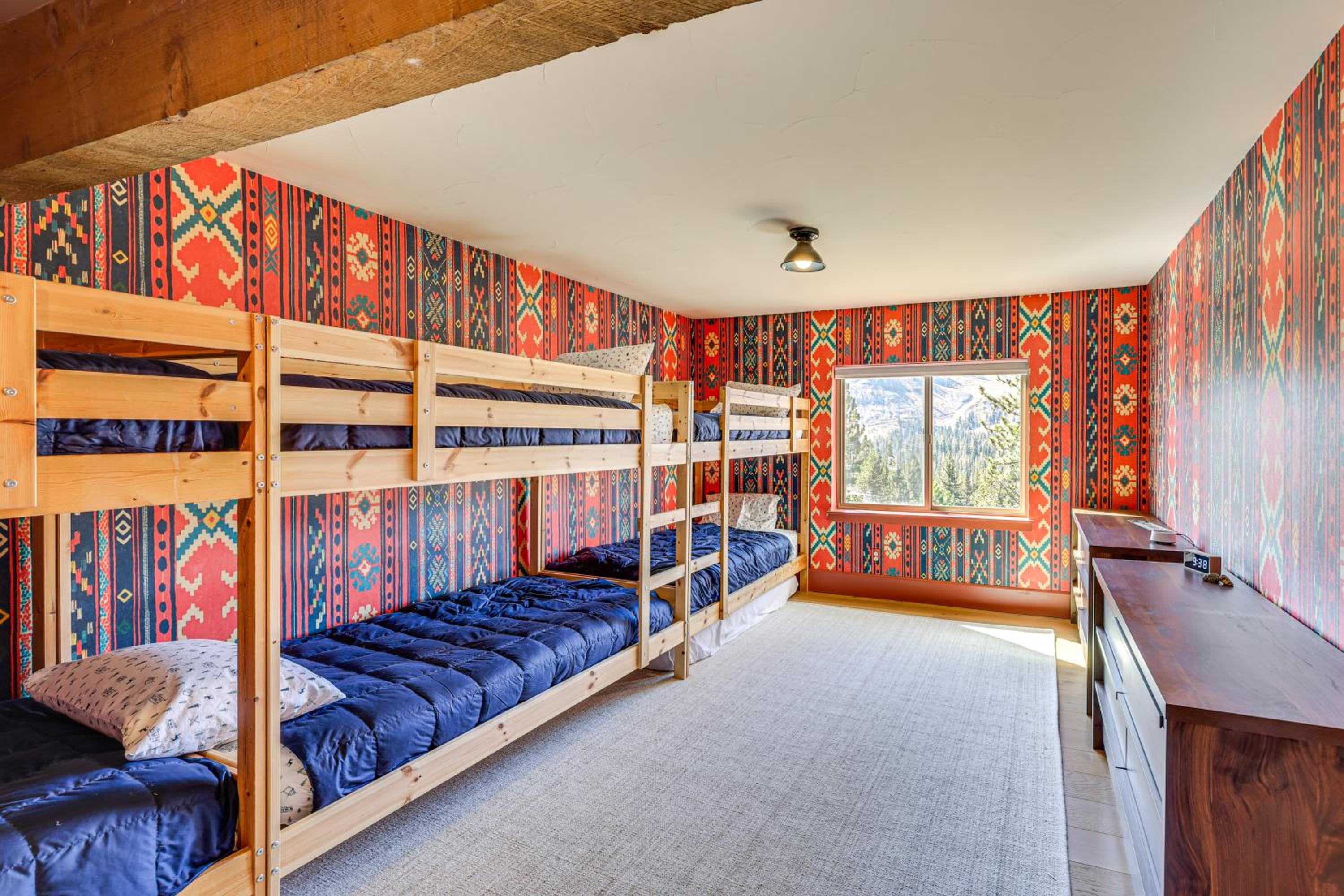 Endless Mtn Views! Group Ski Lodge at Sugar Bowl