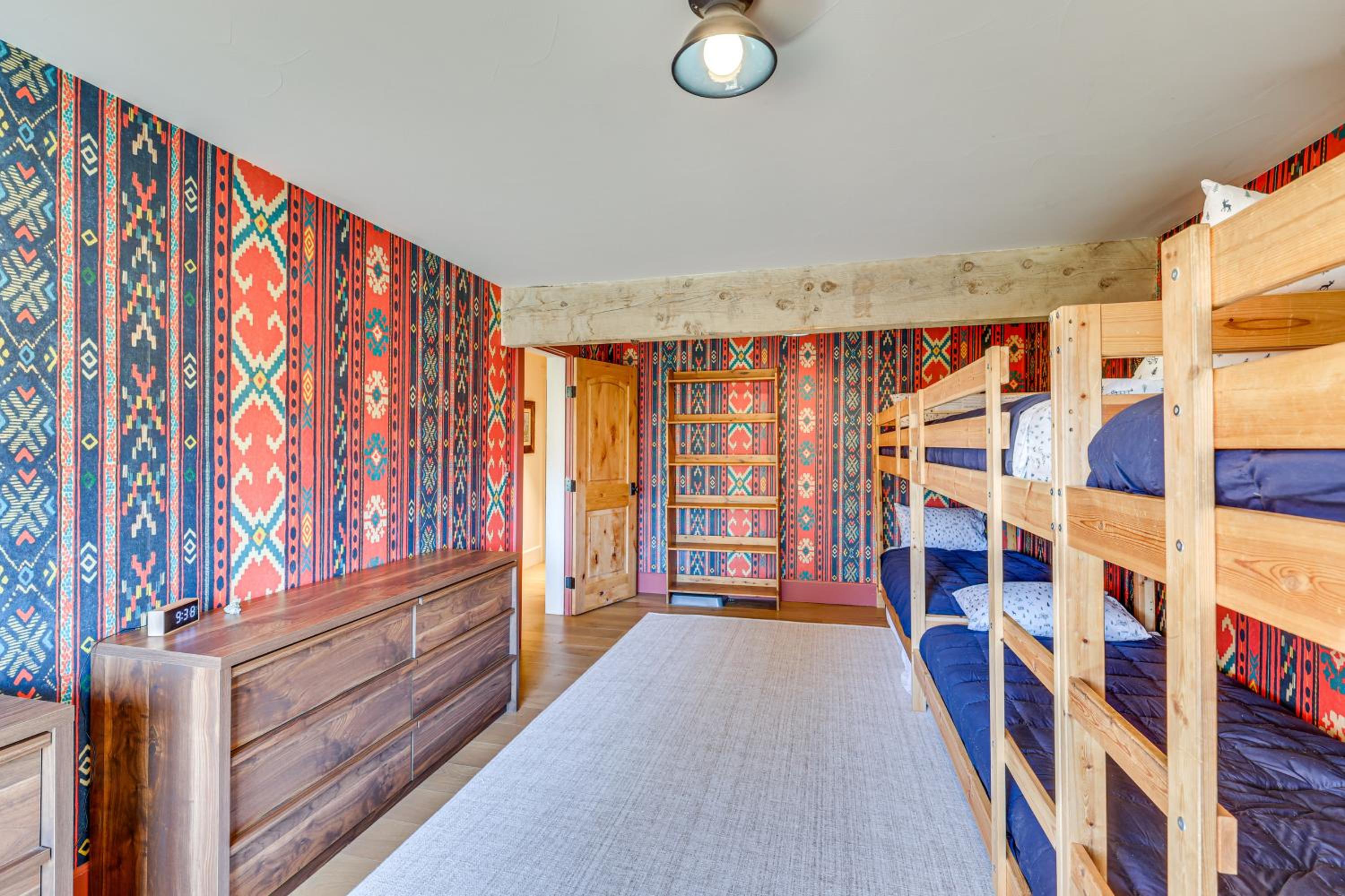Endless Mtn Views! Group Ski Lodge at Sugar Bowl