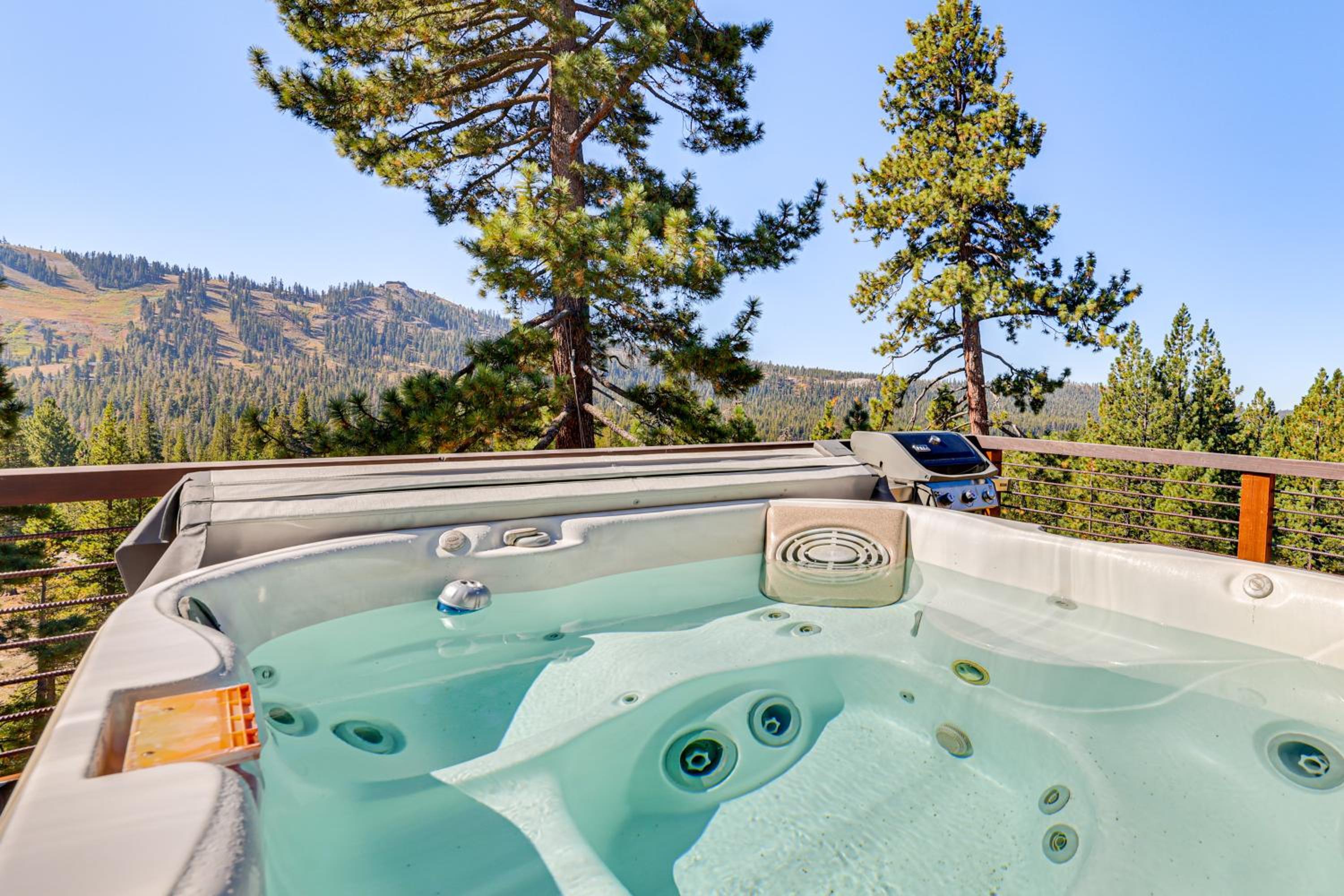 Endless Mtn Views! Group Ski Lodge at Sugar Bowl