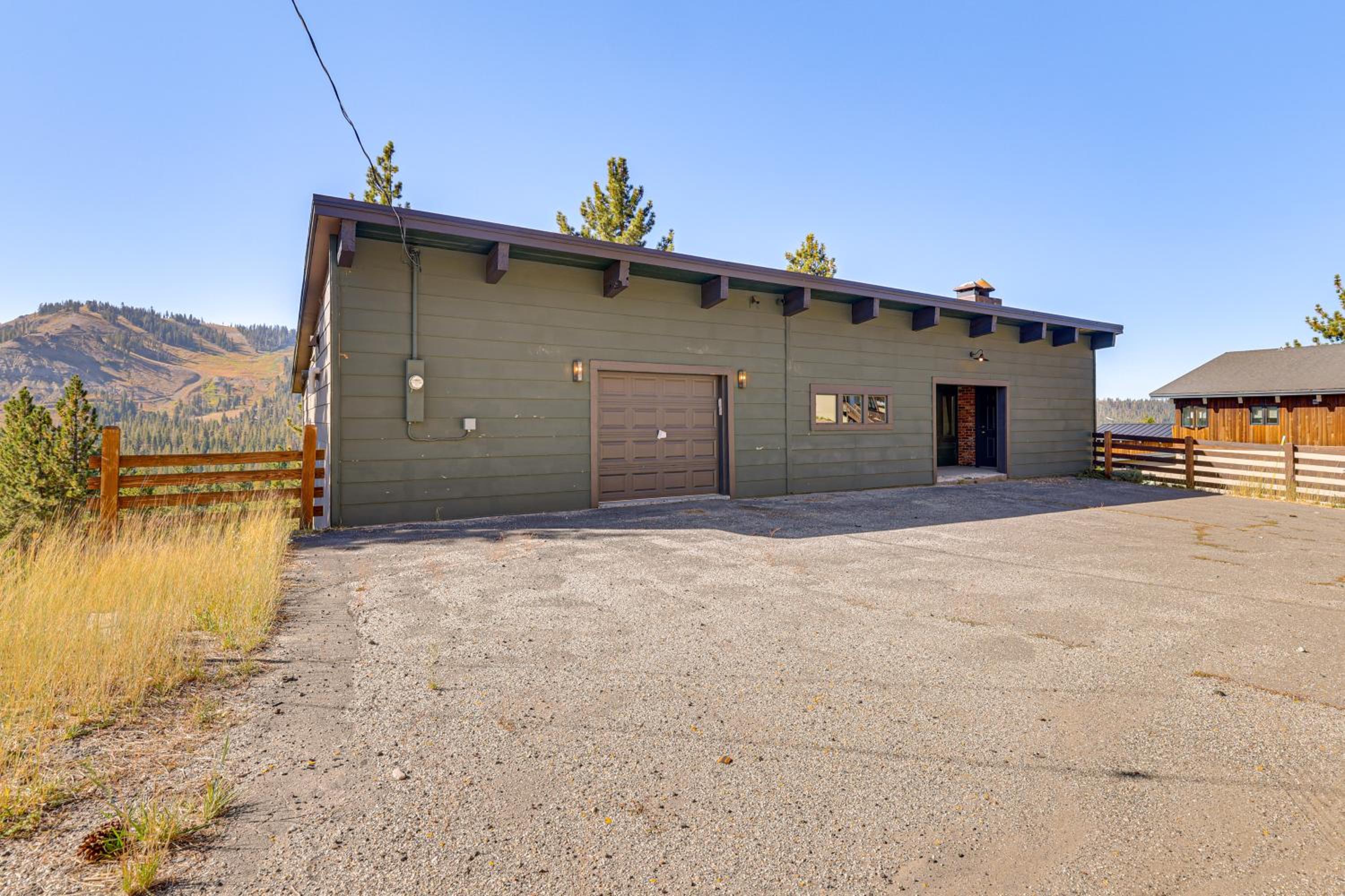 Endless Mtn Views! Group Ski Lodge at Sugar Bowl