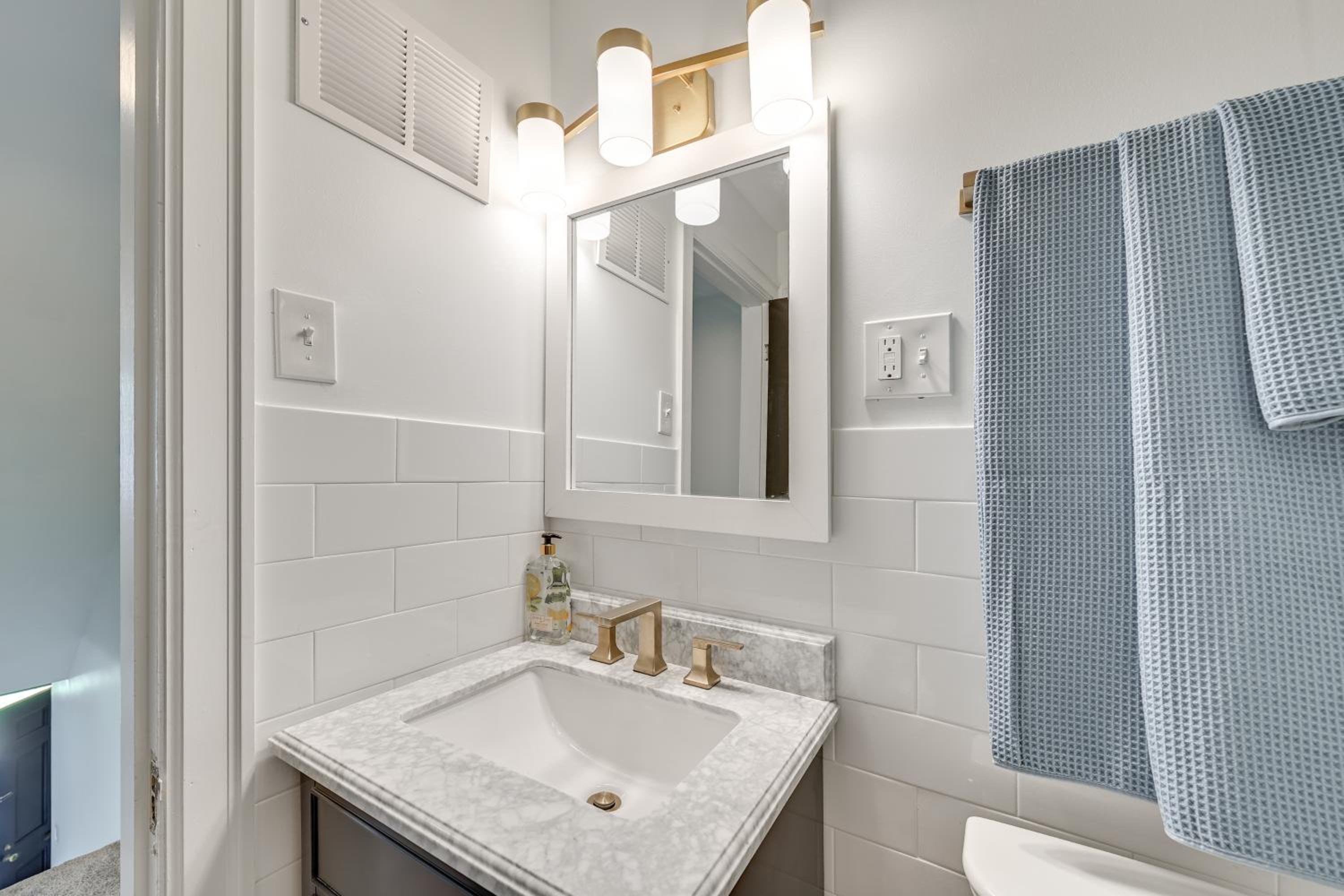 3 Mi to Dtwn Updated Home with Hot Tub in Lexington