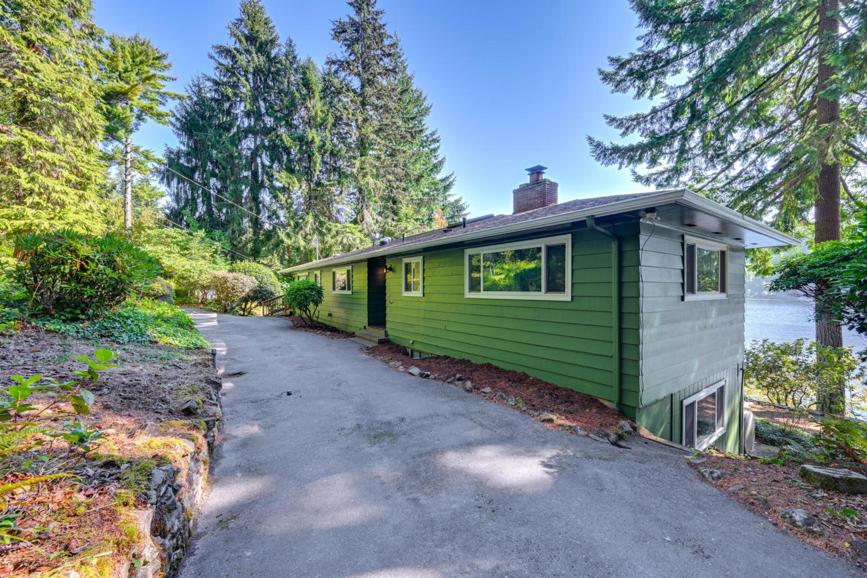 Private Dock and Fire Pit Lakefront Gem in Olympia