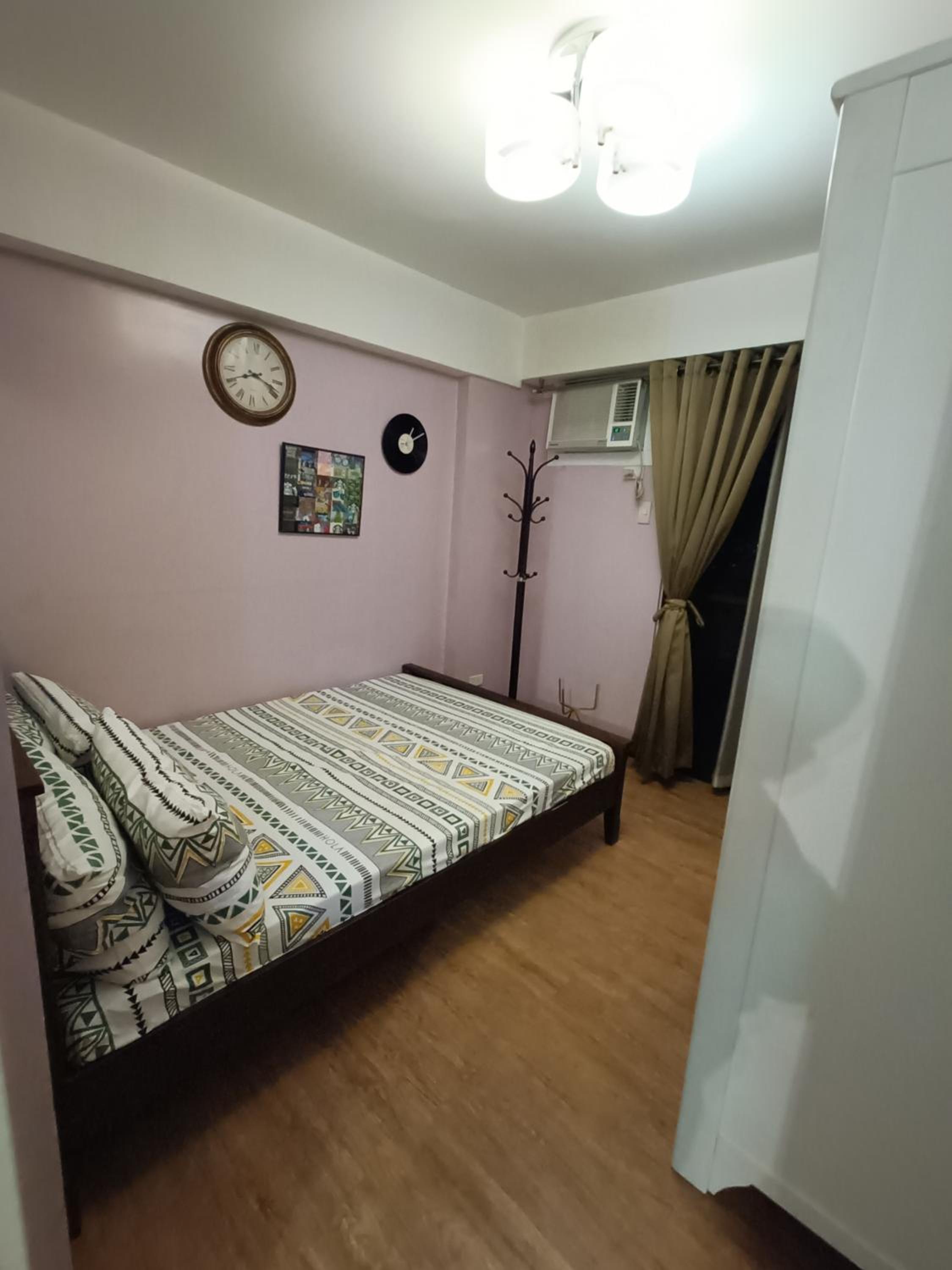 East Raya Gardens Near BGC LIBIS 2Bedroom with Veranda Netflix Internet Pool