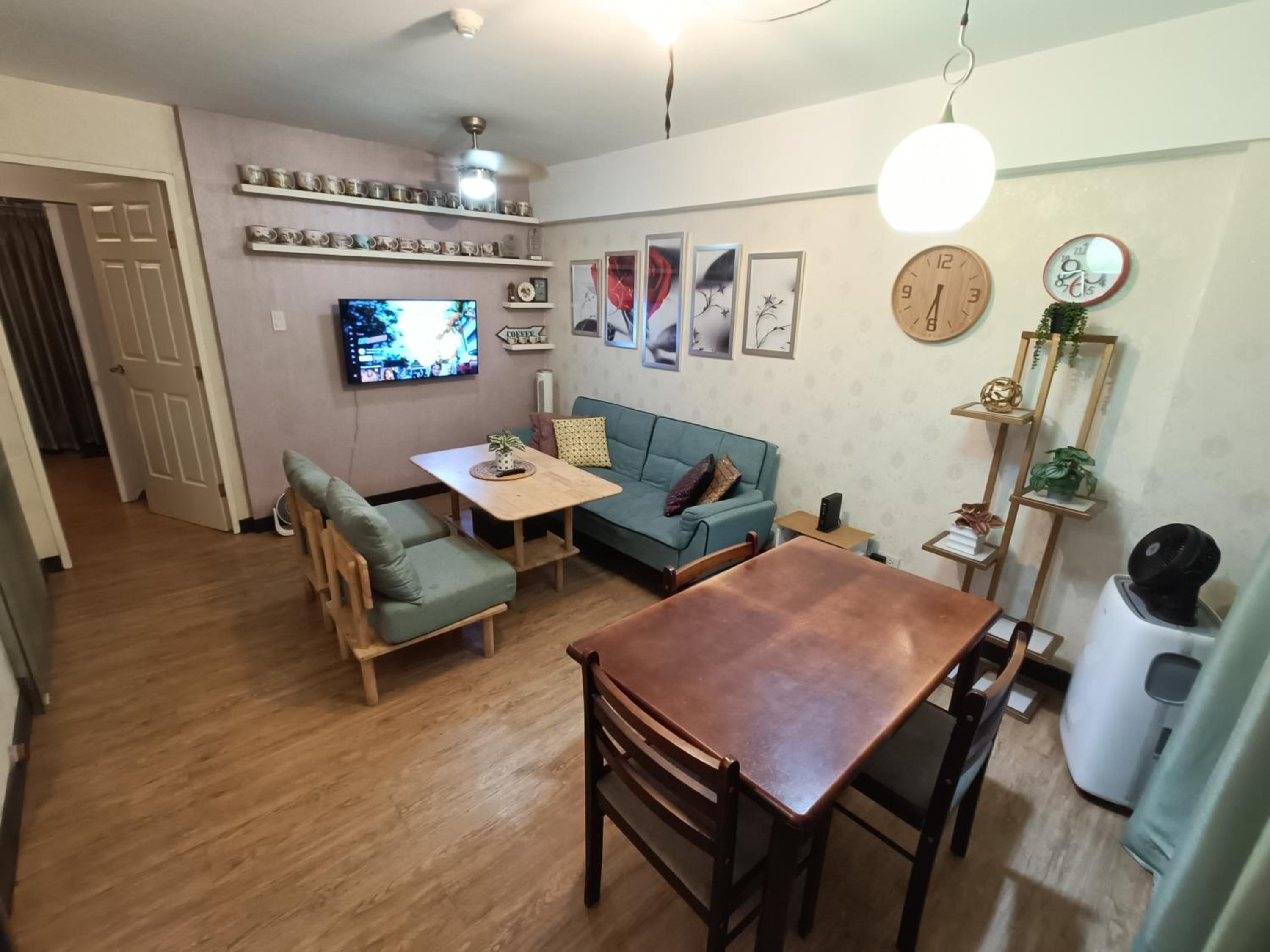 East Raya Gardens Near BGC LIBIS 2Bedroom with Veranda Netflix Internet Pool