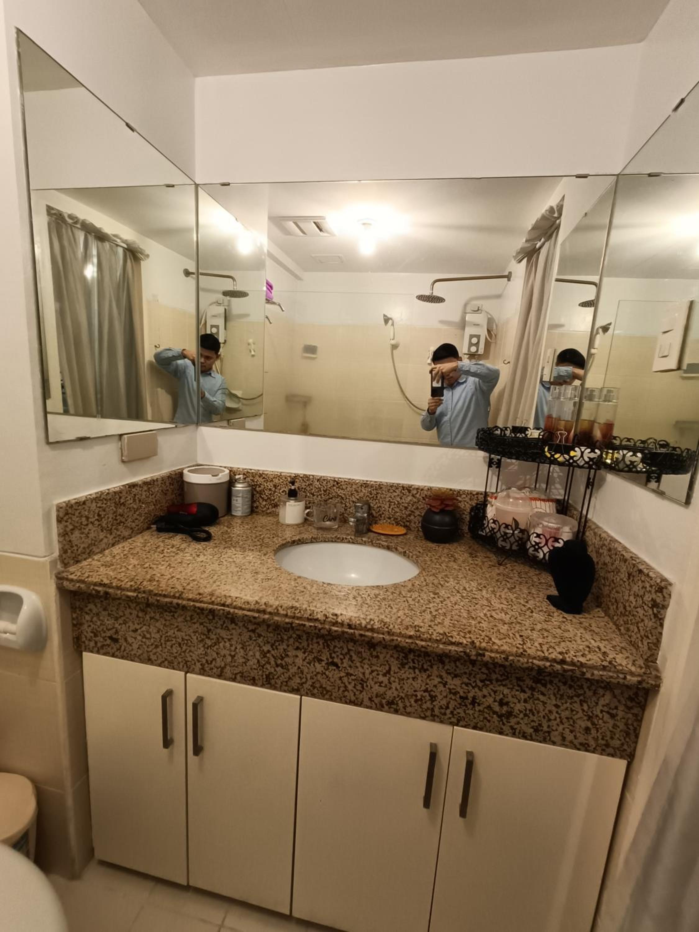 East Raya Gardens Near BGC LIBIS 2Bedroom with Veranda Netflix Internet Pool
