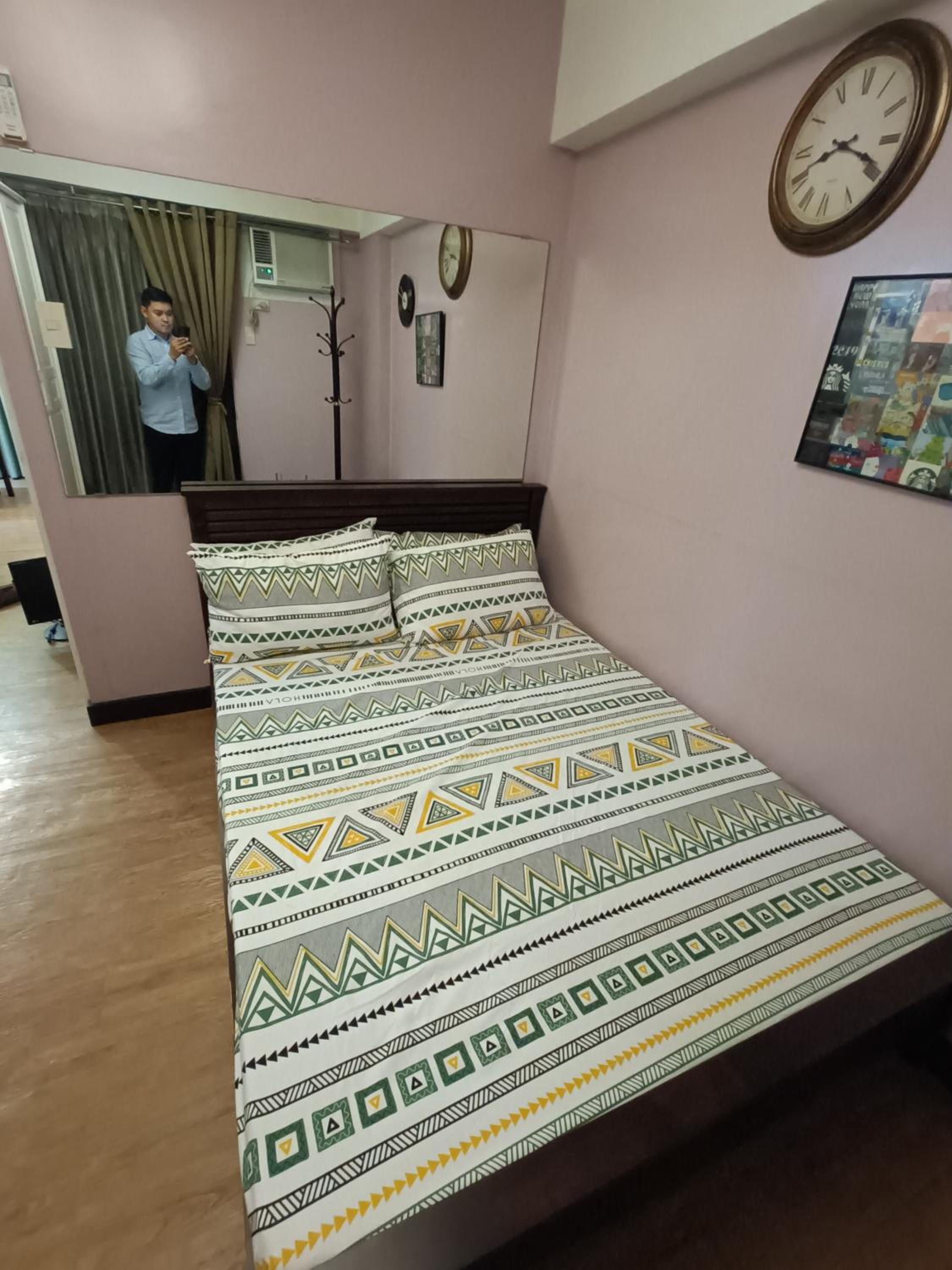 East Raya Gardens Near BGC LIBIS 2Bedroom with Veranda Netflix Internet Pool