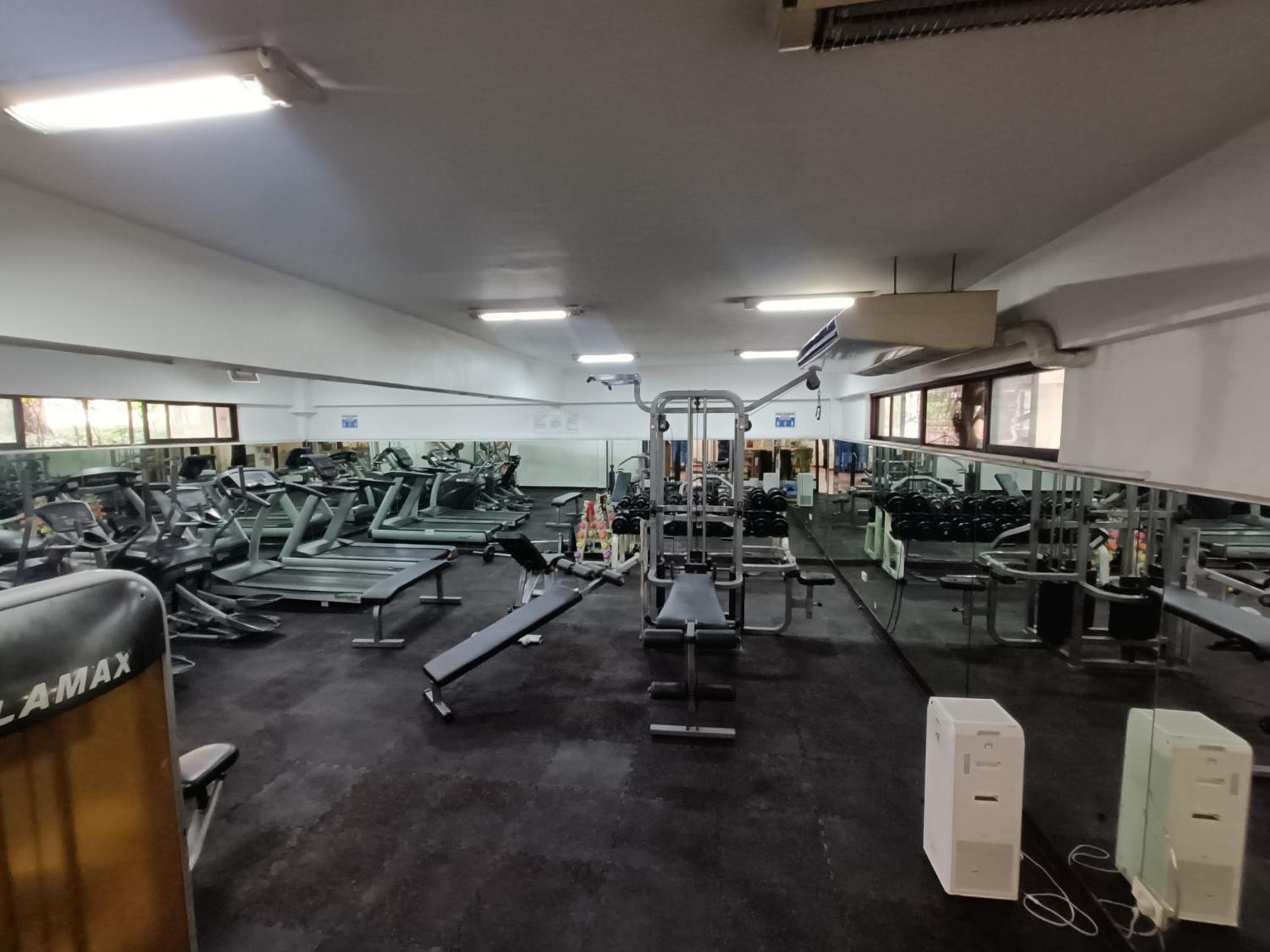 East Raya Gardens Near BGC LIBIS 2Bedroom with Veranda Netflix Internet Pool