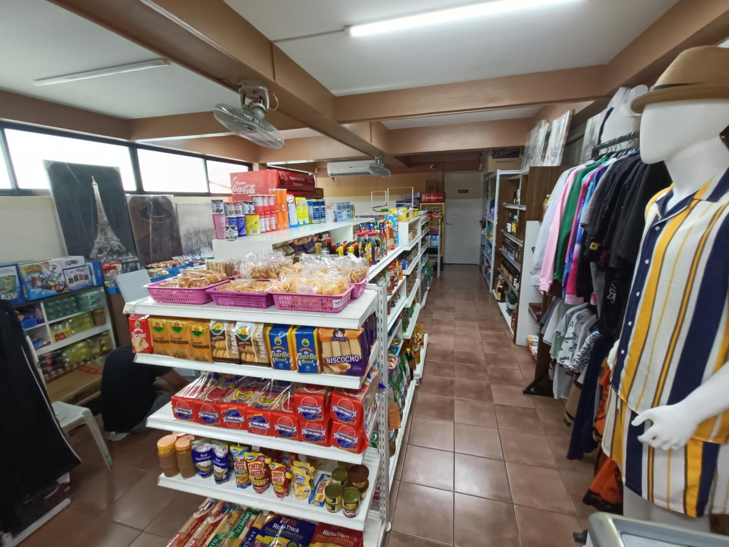 East Raya Gardens Near BGC LIBIS 2Bedroom with Veranda Netflix Internet Pool