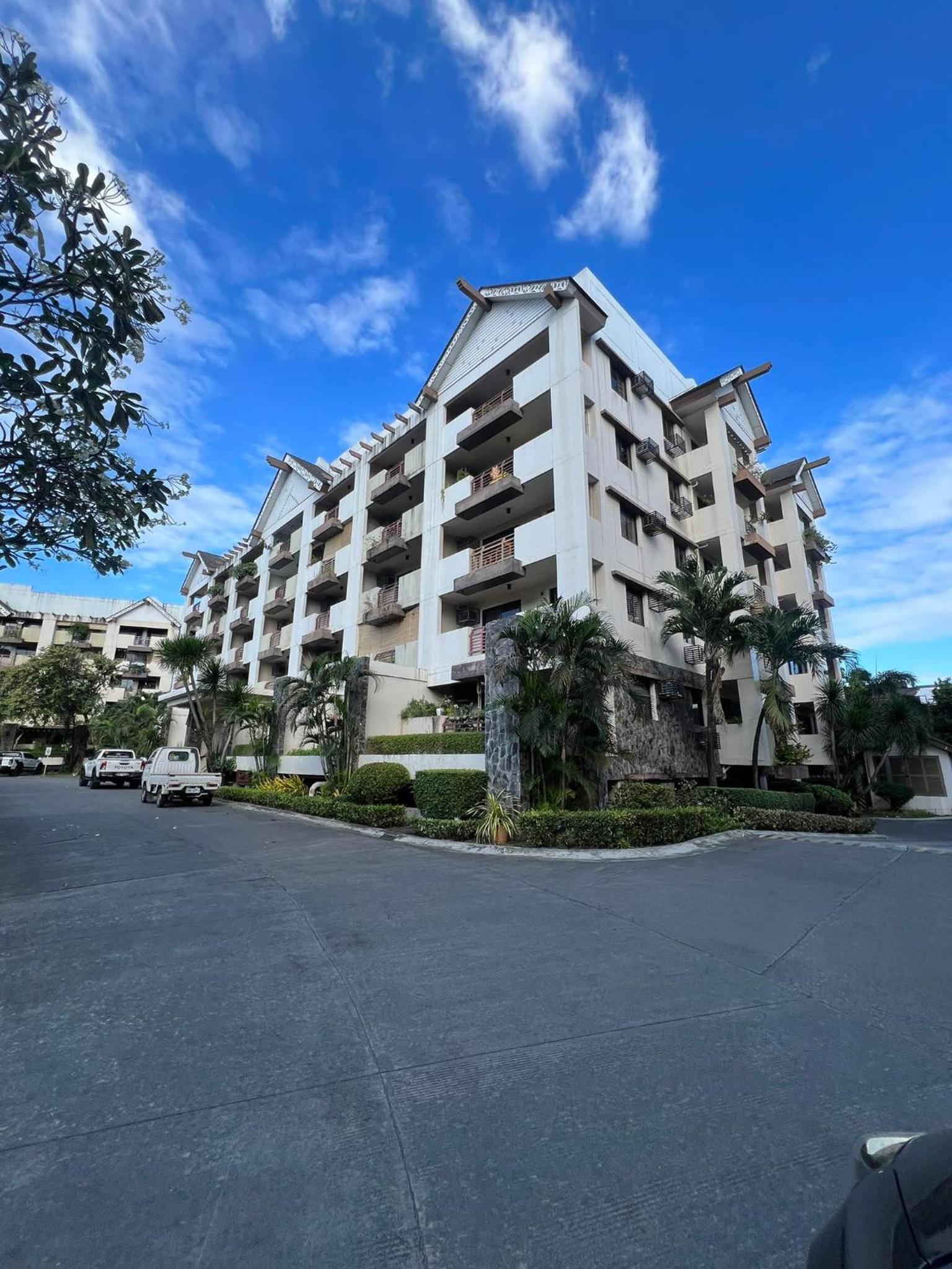 East Raya Gardens Near BGC LIBIS 2Bedroom with Veranda Netflix Internet Pool
