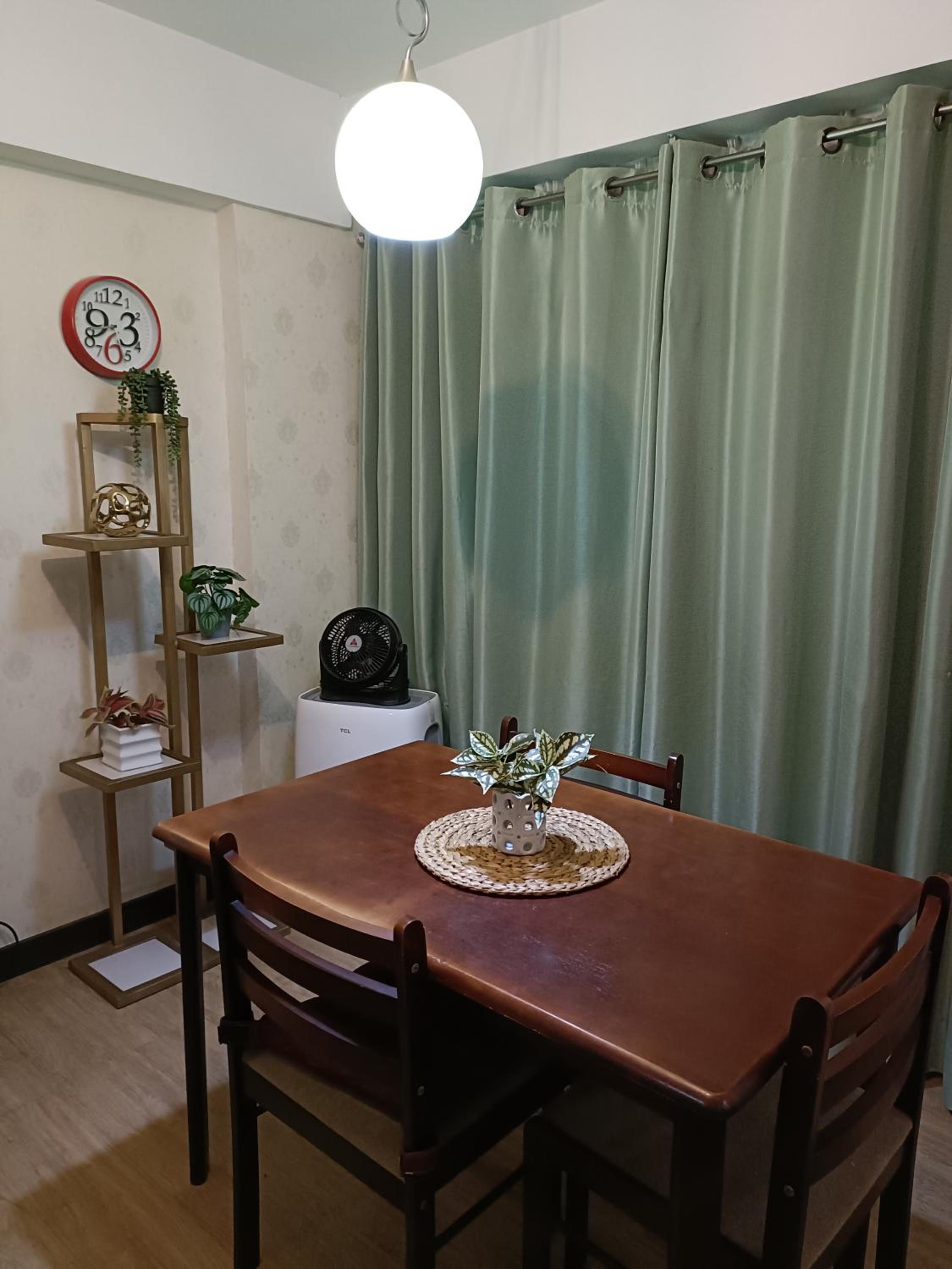 East Raya Gardens Near BGC LIBIS 2Bedroom with Veranda Netflix Internet Pool