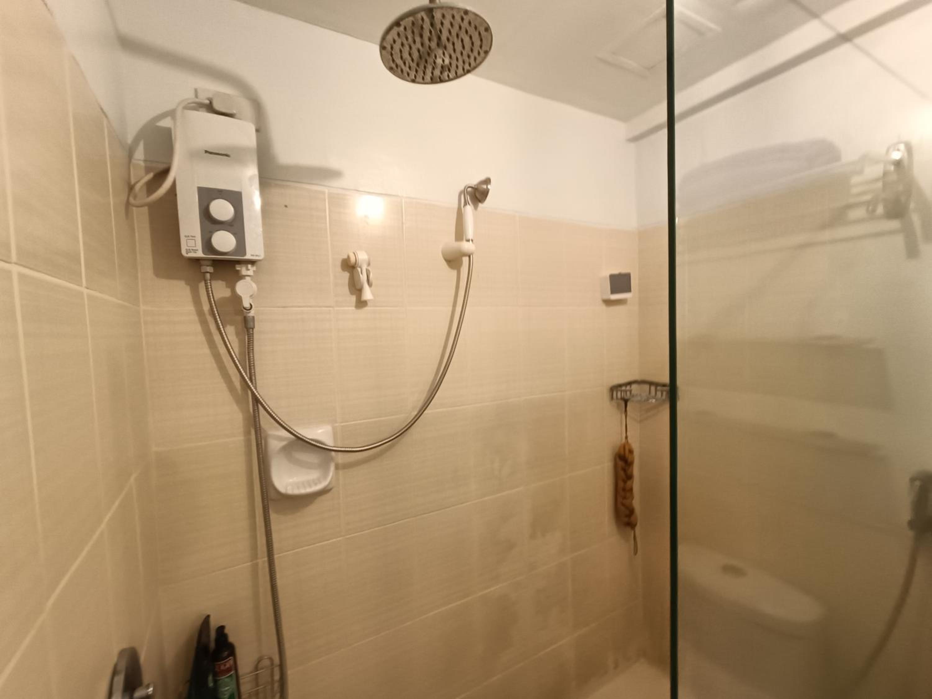 East Raya Gardens Near BGC LIBIS 2Bedroom with Veranda Netflix Internet Pool