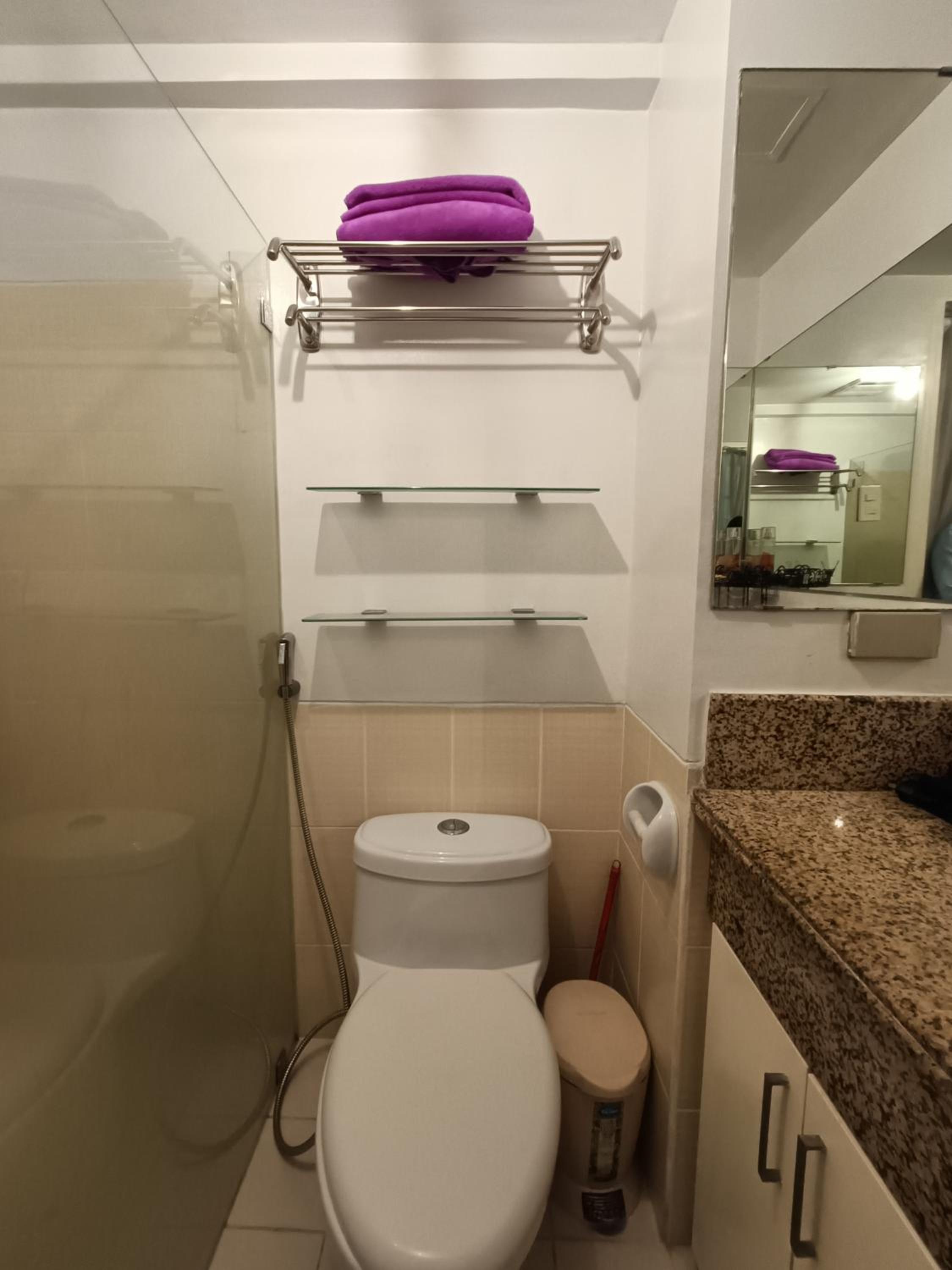 East Raya Gardens Near BGC LIBIS 2Bedroom with Veranda Netflix Internet Pool