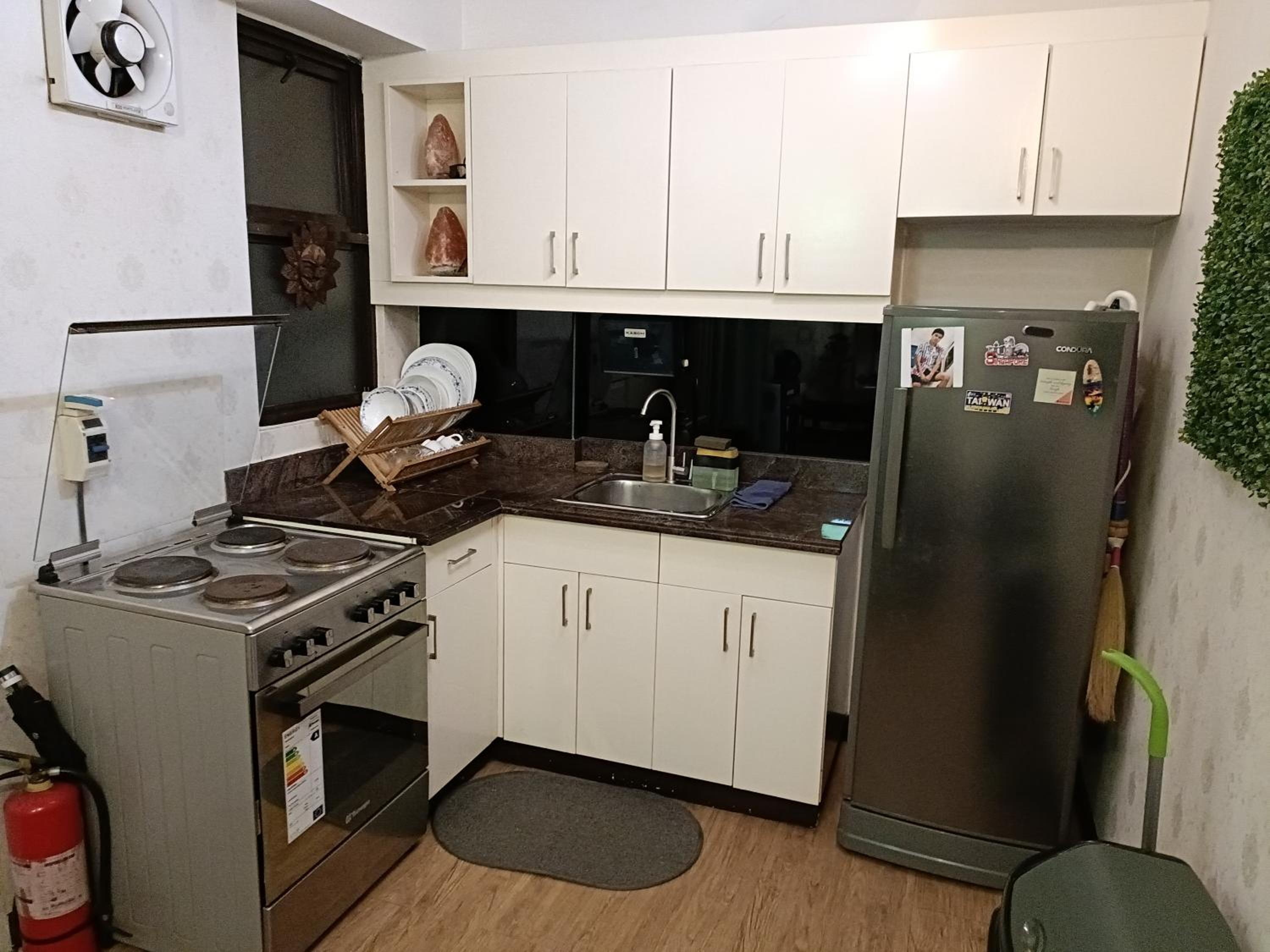 East Raya Gardens Near BGC LIBIS 2Bedroom with Veranda Netflix Internet Pool