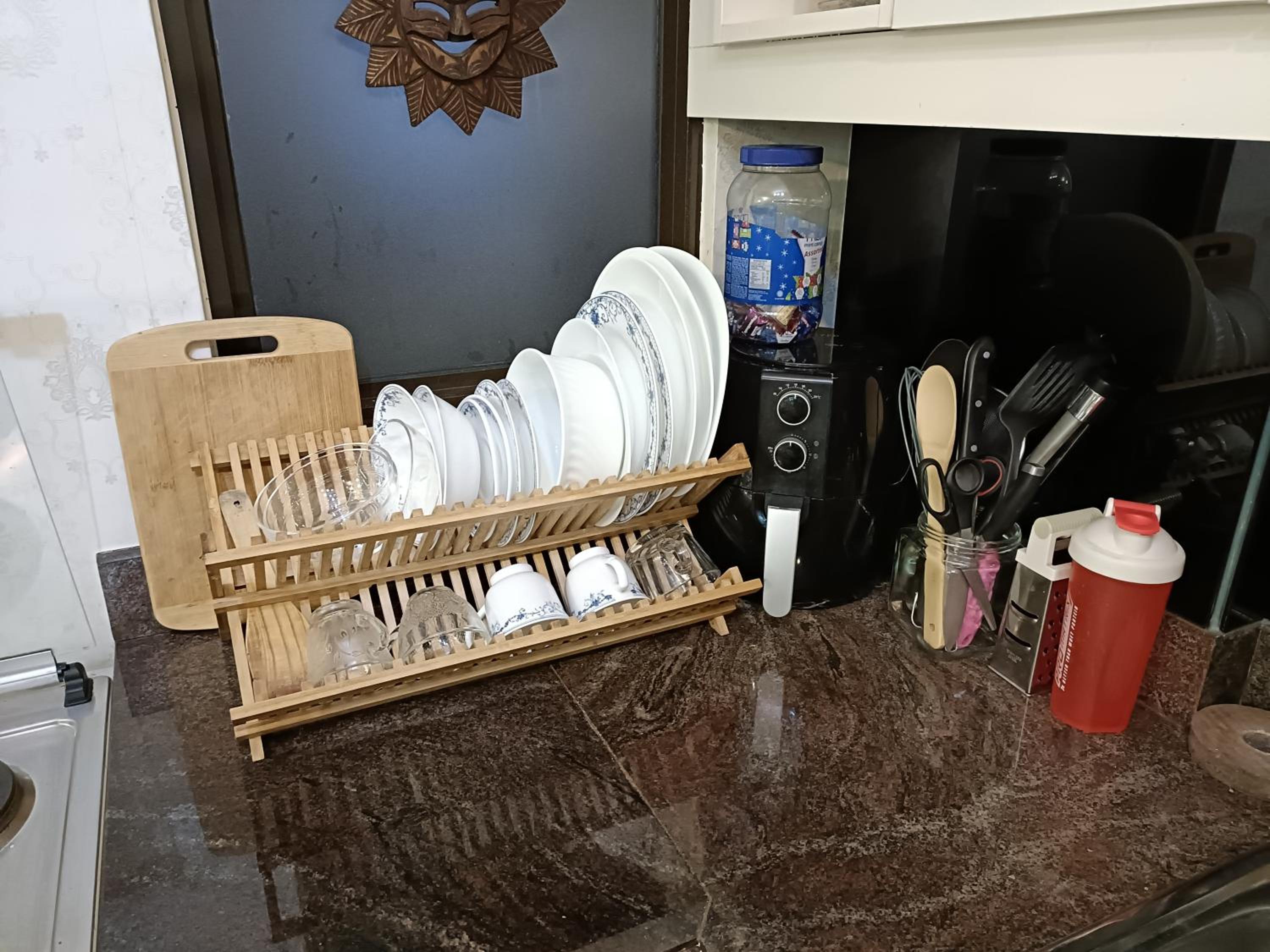 East Raya Gardens Near BGC LIBIS 2Bedroom with Veranda Netflix Internet Pool