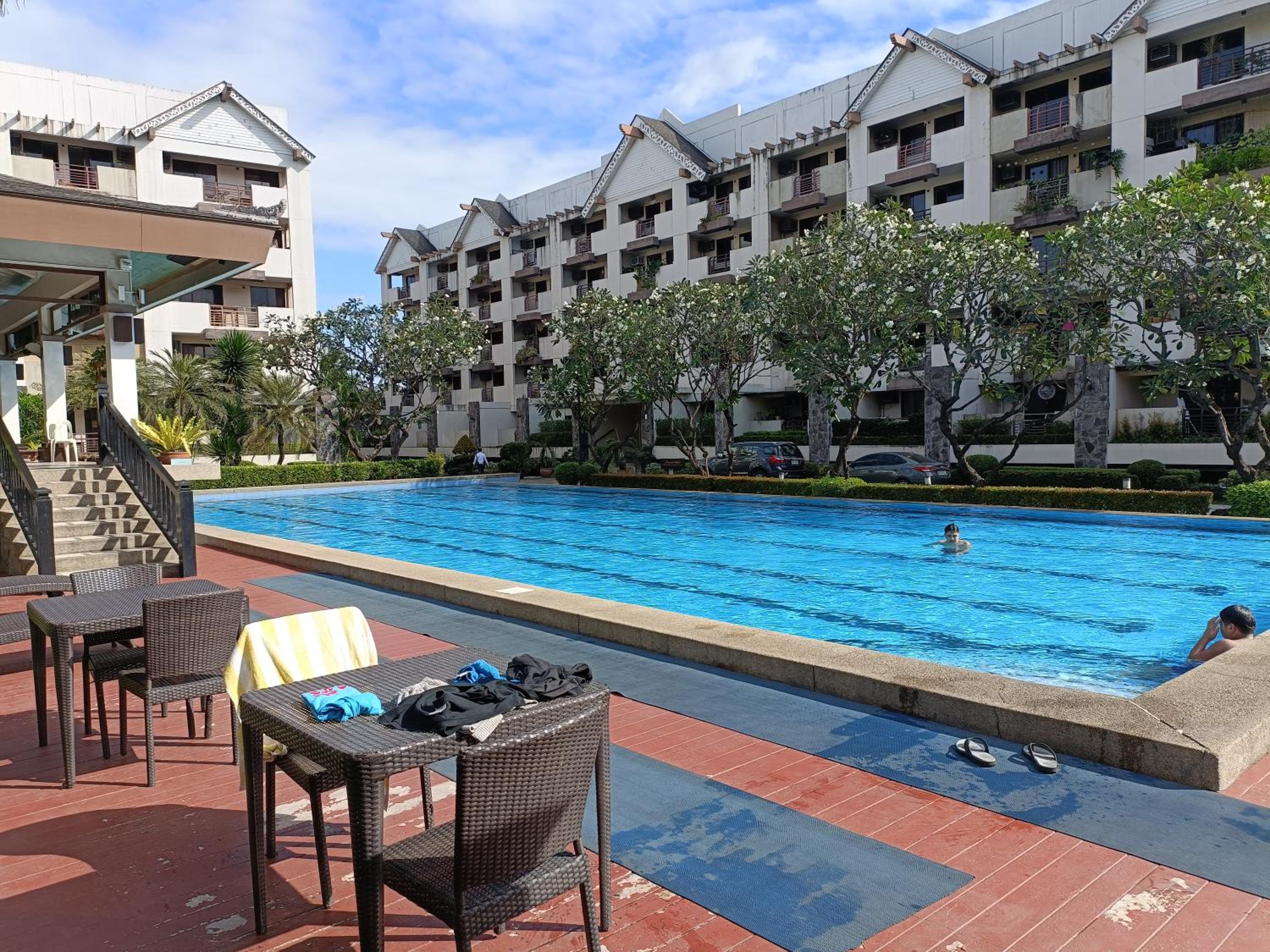 East Raya Gardens Near BGC LIBIS 2Bedroom with Veranda Netflix Internet Pool