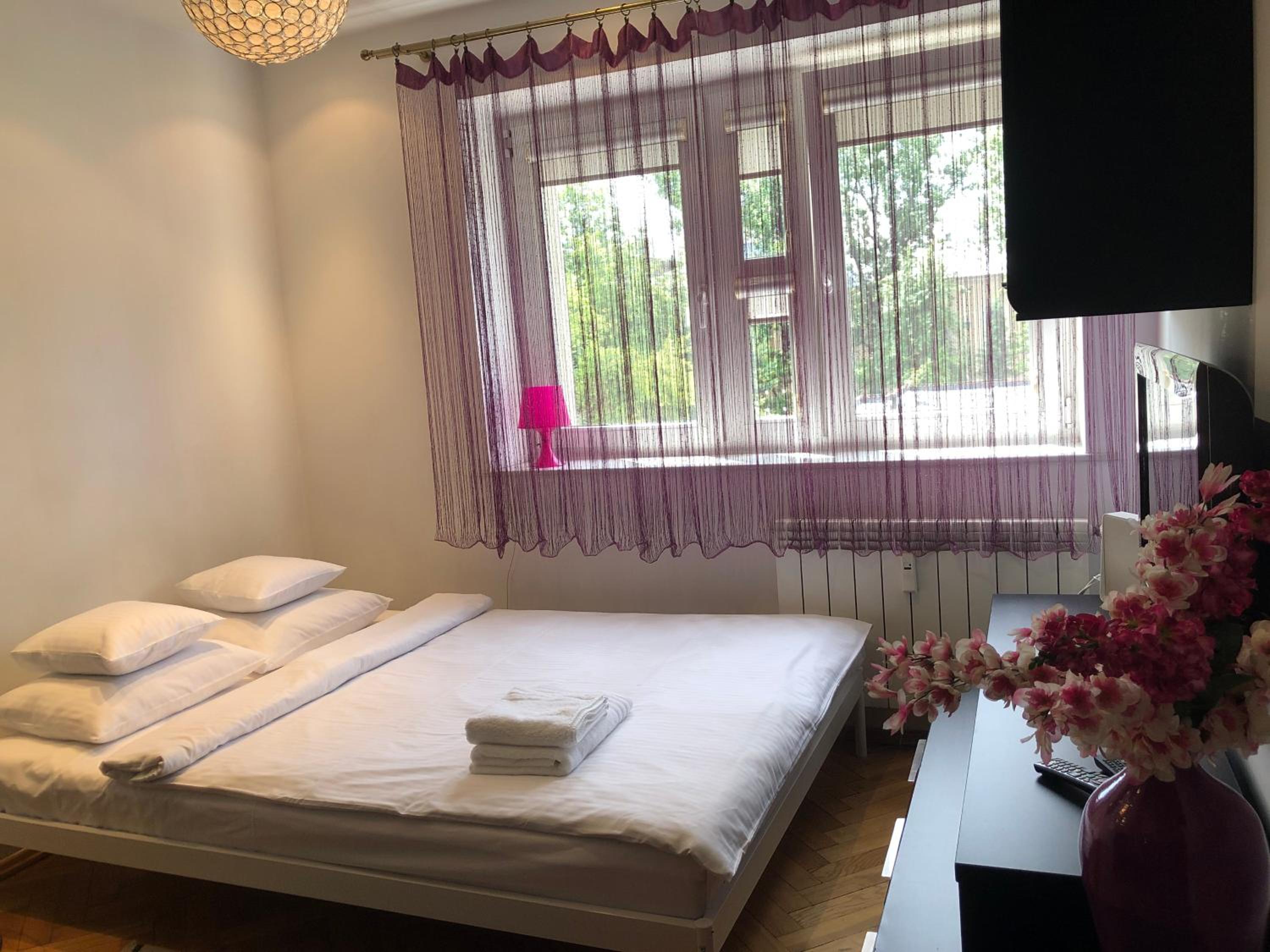 Plac Bankowy Apartment, Metro