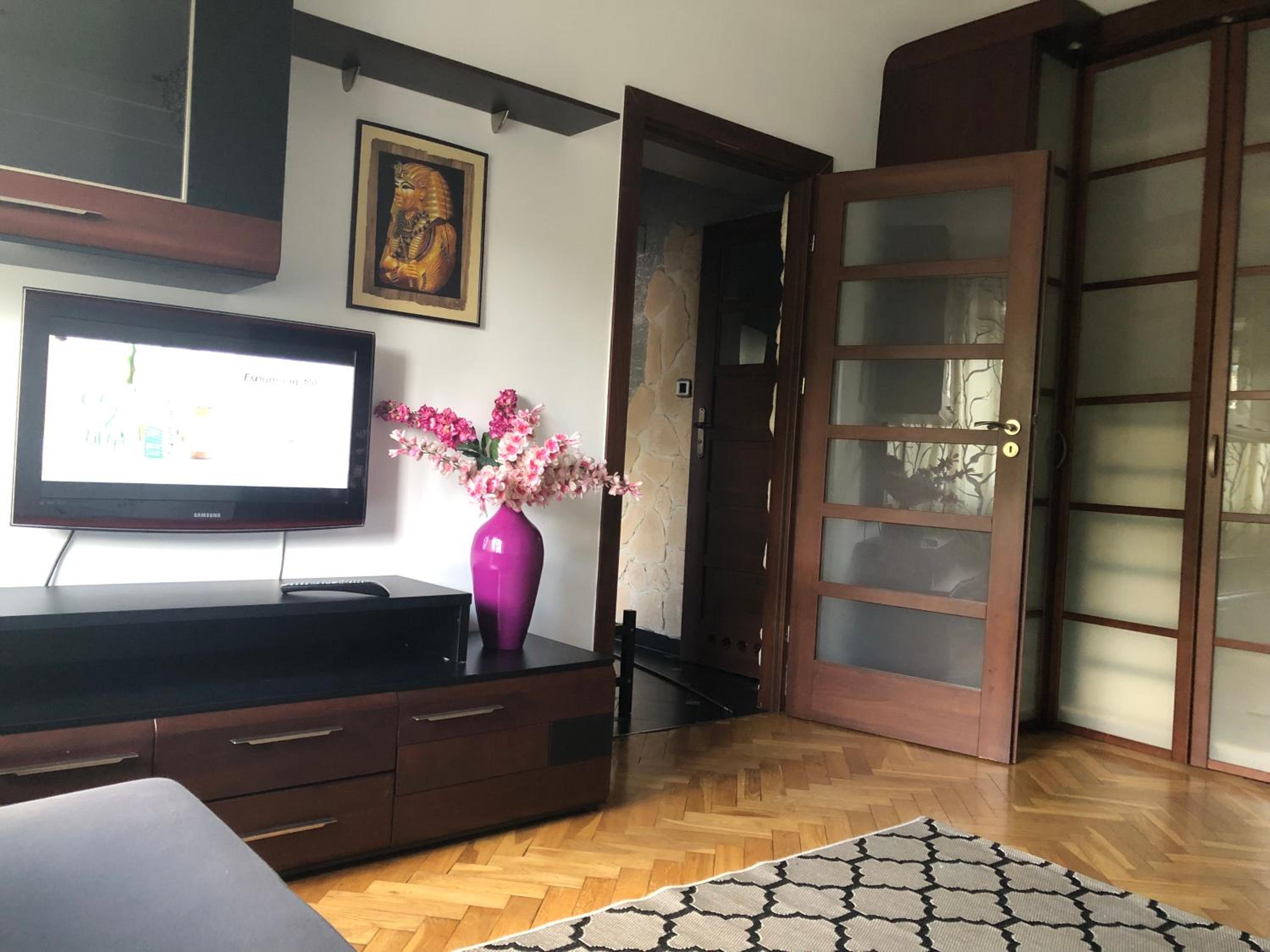 Plac Bankowy Apartment, Metro