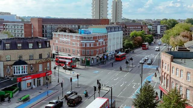 Vibrant 2-Bed Apartment 1 Min Walk to Tube Central London Base Free WiFi