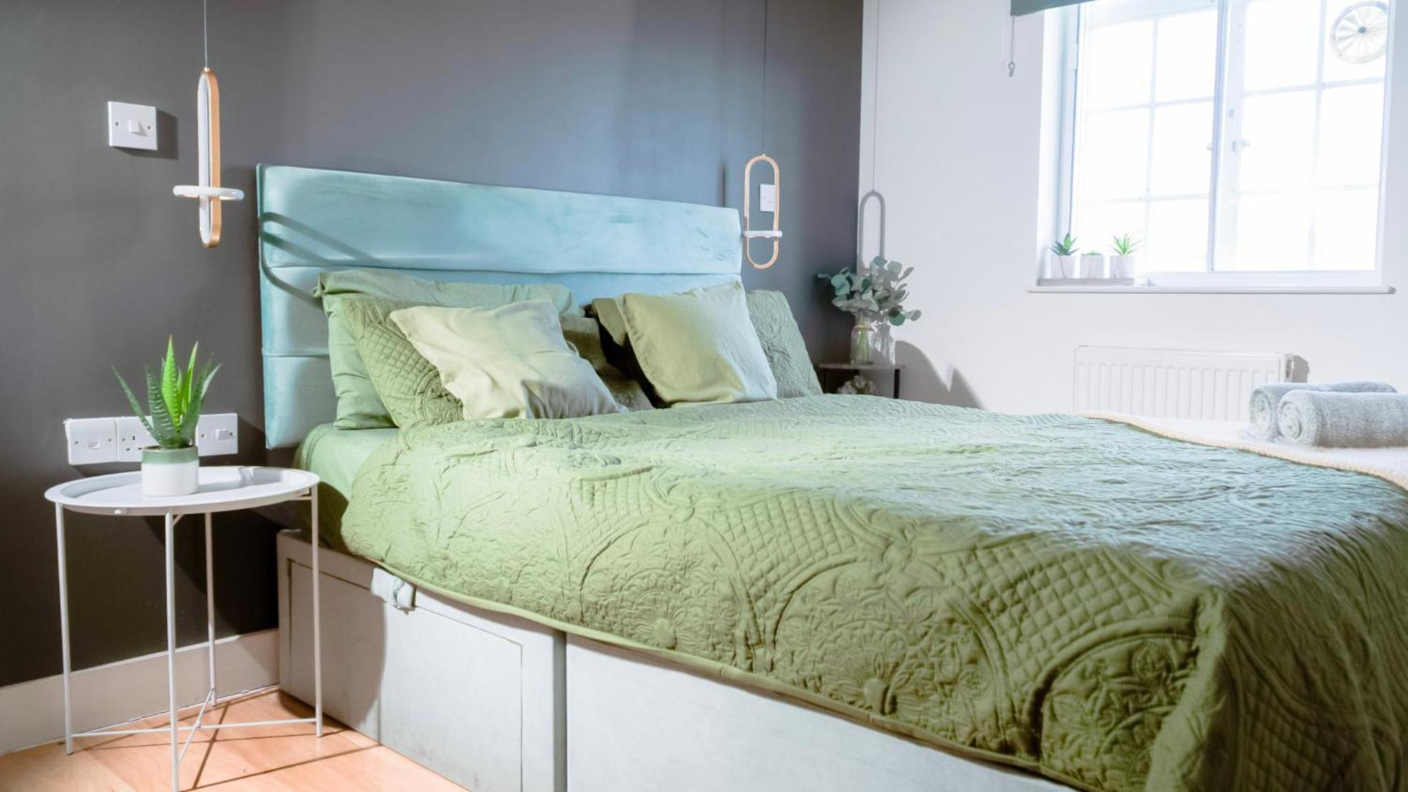 Vibrant 2-Bed Apartment 1 Min Walk to Tube Central London Base Free WiFi