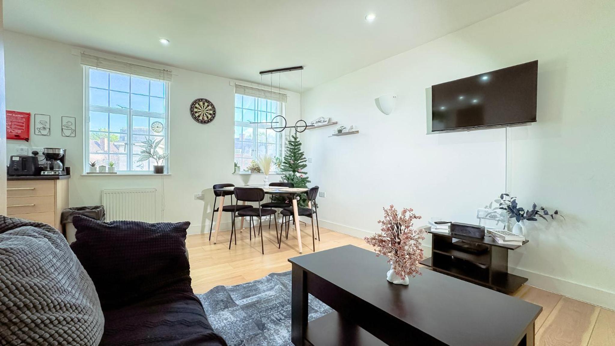 Vibrant 2-Bed Apartment 1 Min Walk to Tube Central London Base Free WiFi