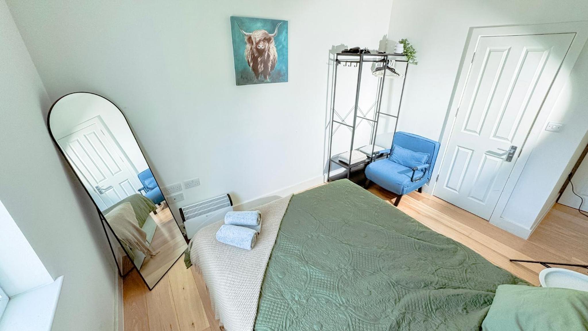 Vibrant 2-Bed Apartment 1 Min Walk to Tube Central London Base Free WiFi