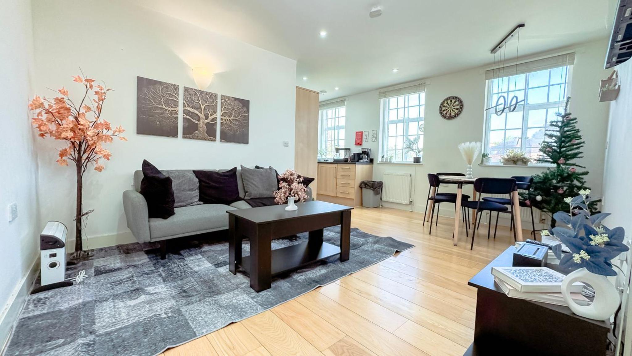 Vibrant 2-Bed Apartment 1 Min Walk to Tube Central London Base Free WiFi