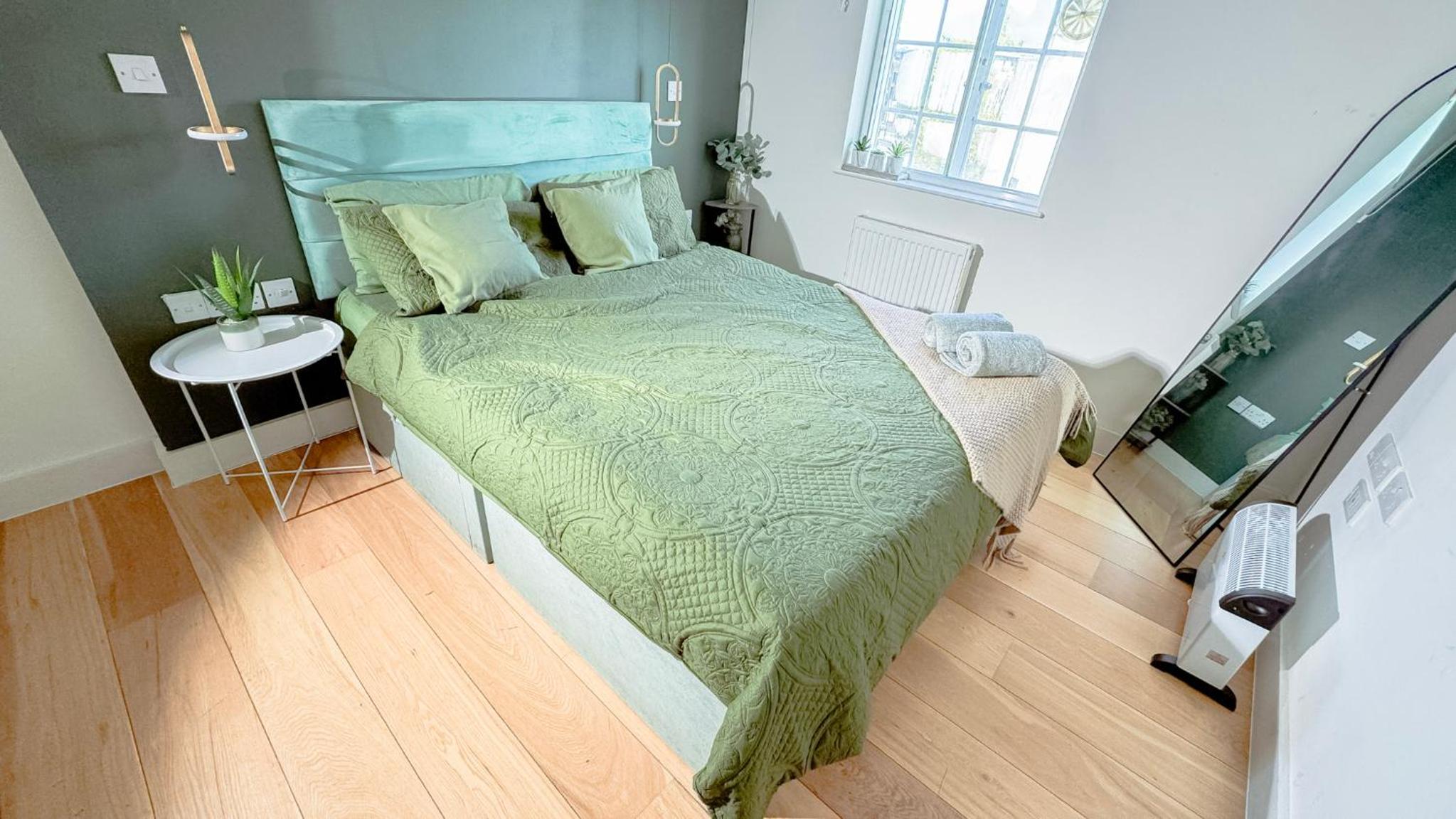 Vibrant 2-Bed Apartment 1 Min Walk to Tube Central London Base Free WiFi