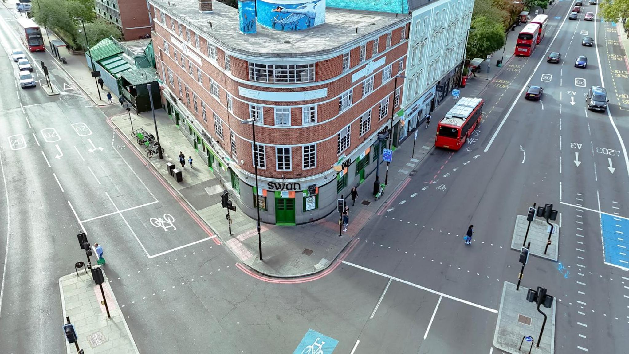 Vibrant 2-Bed Apartment 1 Min Walk to Tube Central London Base Free WiFi
