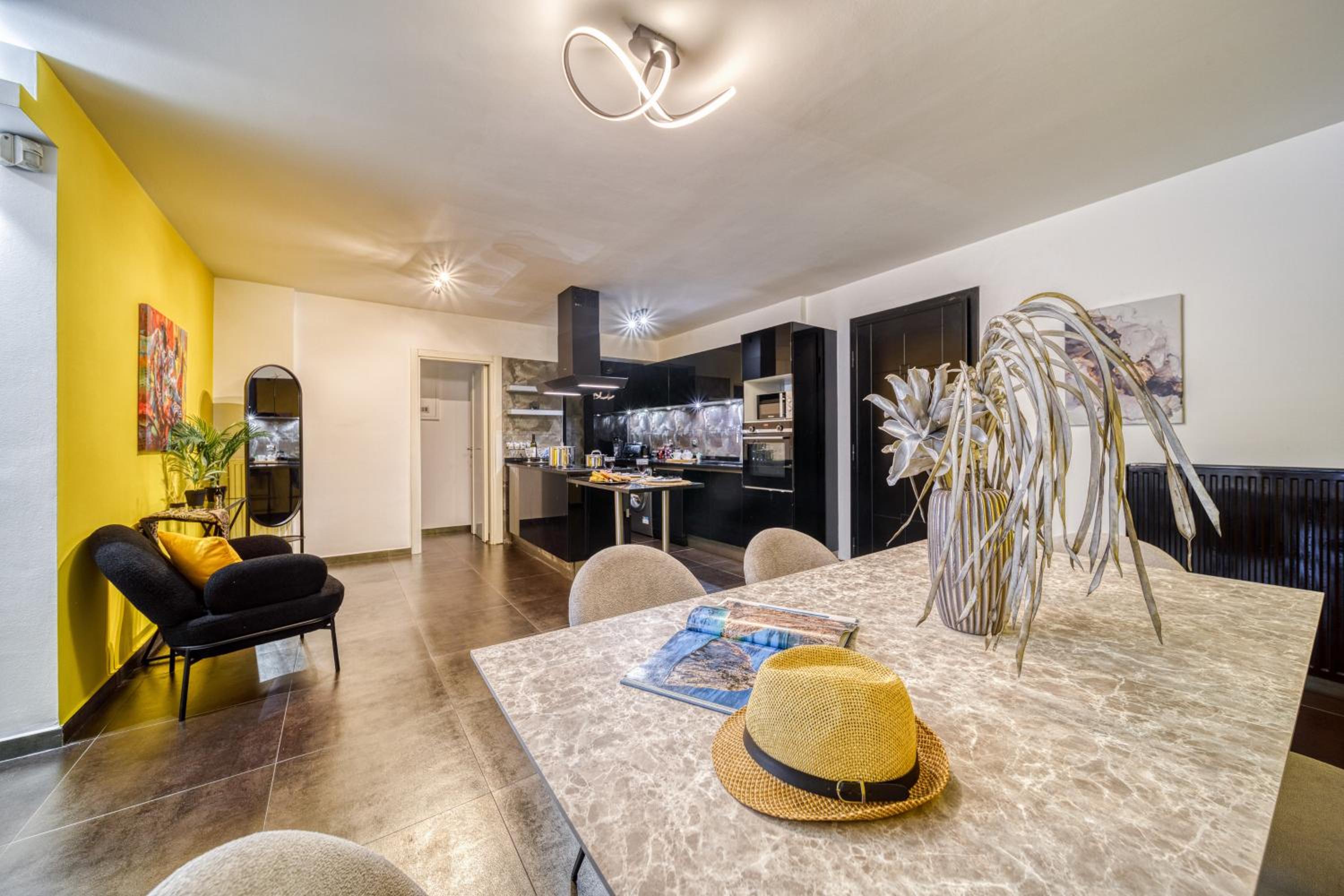 Two bedroom Lux apartment Next to the metro