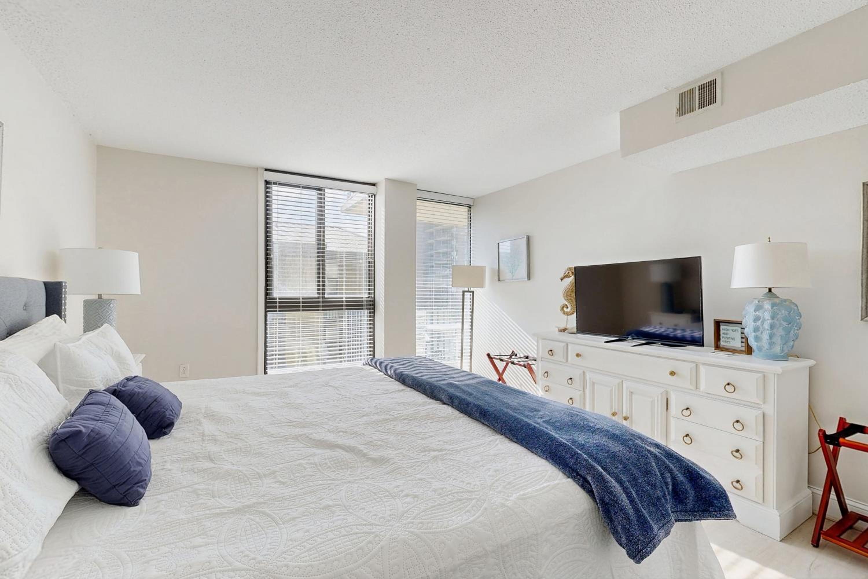 Walk to Ocean! Bethany Beach Retreat with Balcony