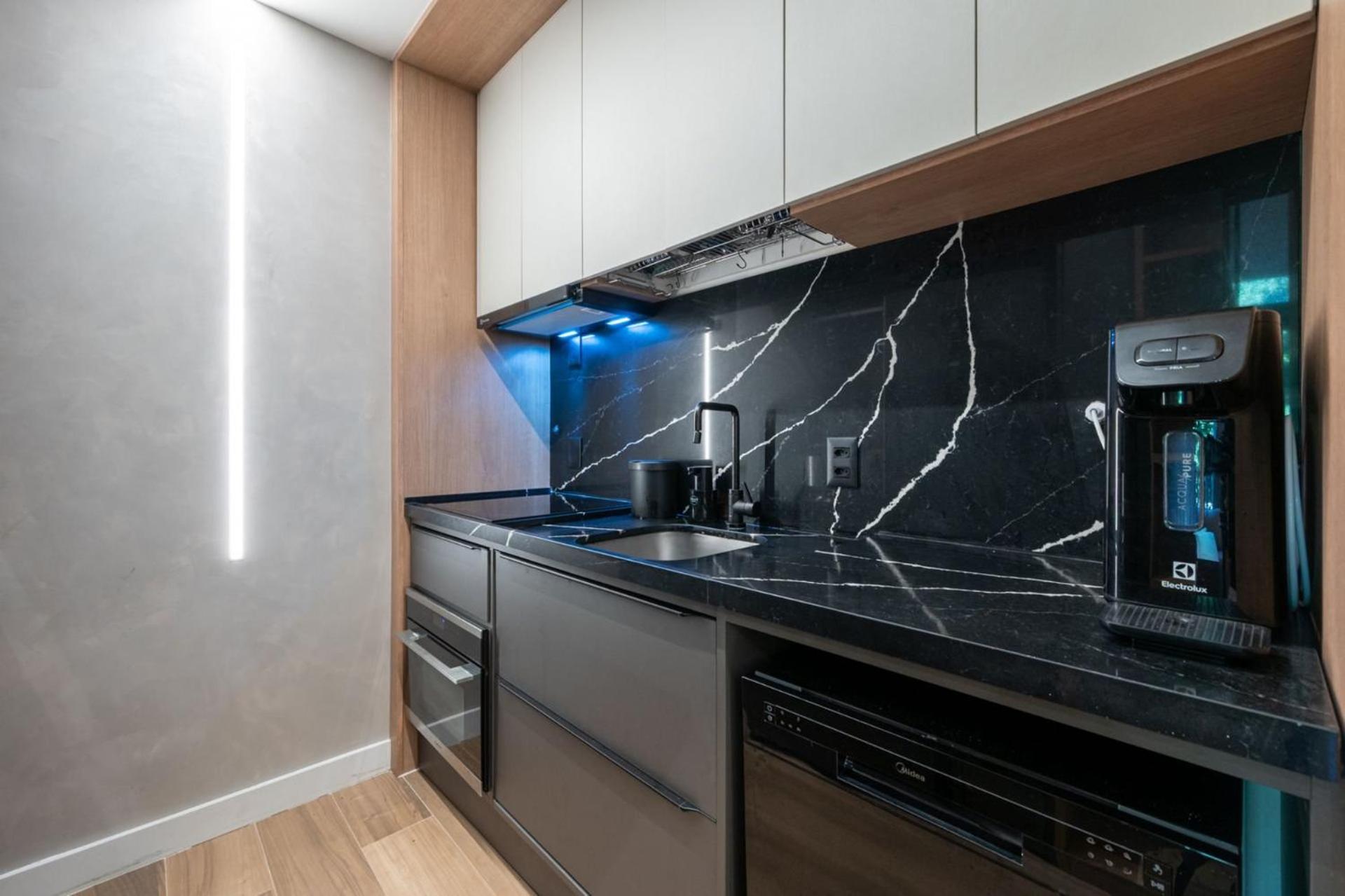 3 min walk from Leblon Beach, green view