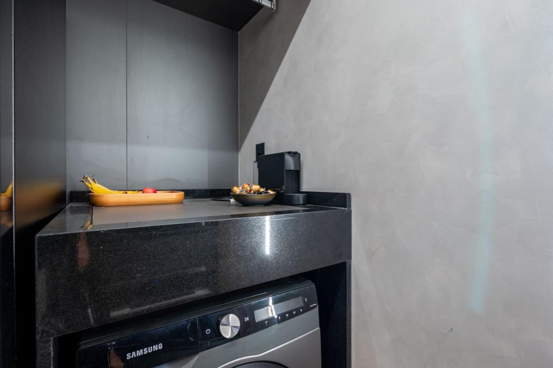 3 min walk from Leblon Beach, green view
