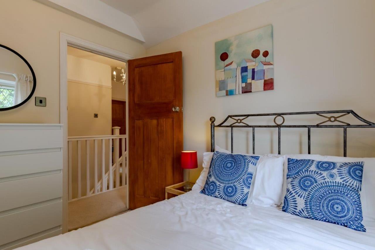 Spacious 4BR Home in Moseley Village near centre