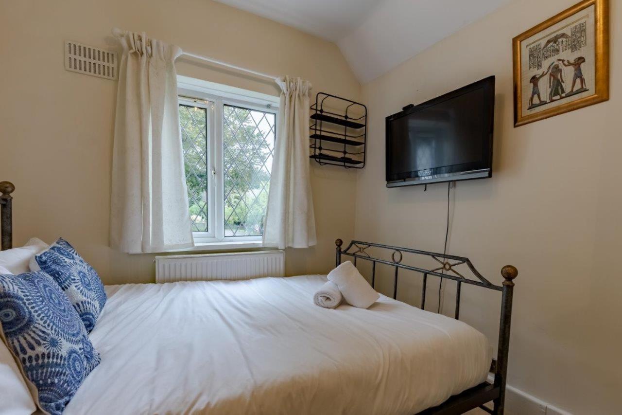 Spacious 4BR Home in Moseley Village near centre