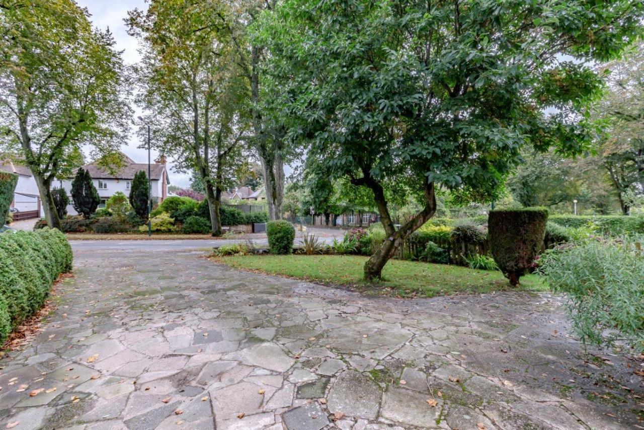 Spacious 4BR Home in Moseley Village near centre