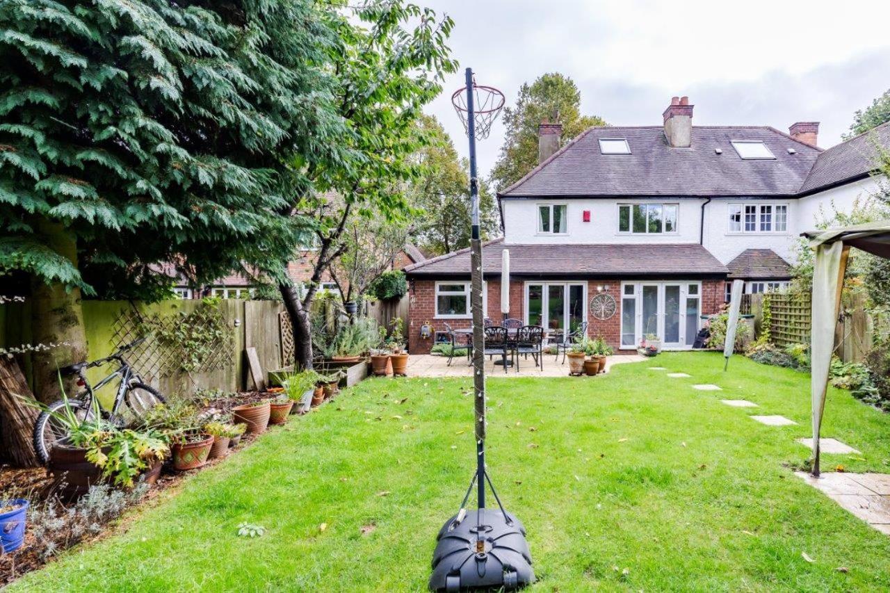 Spacious 4BR Home in Moseley Village near centre