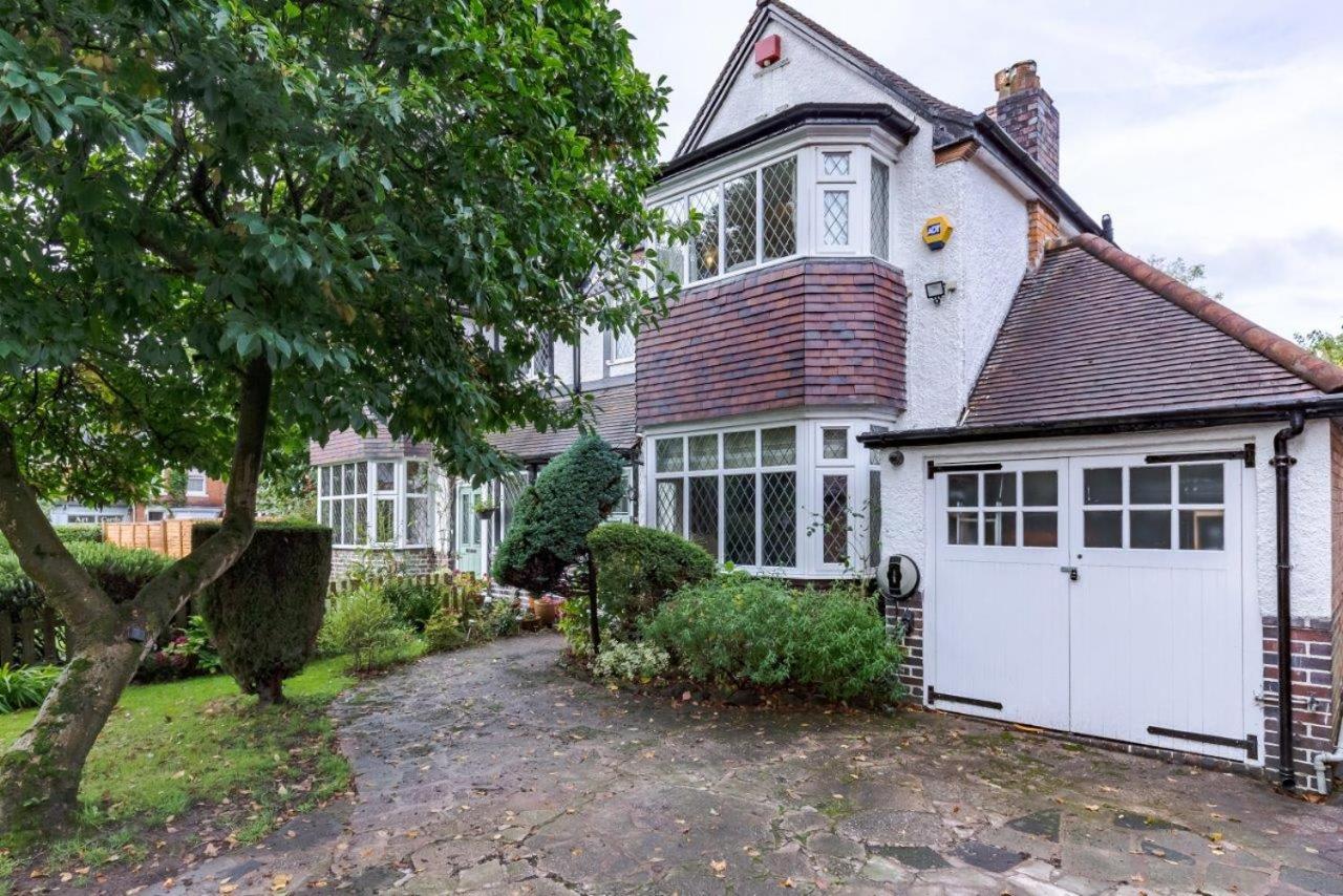 Spacious 4BR Home in Moseley Village near centre