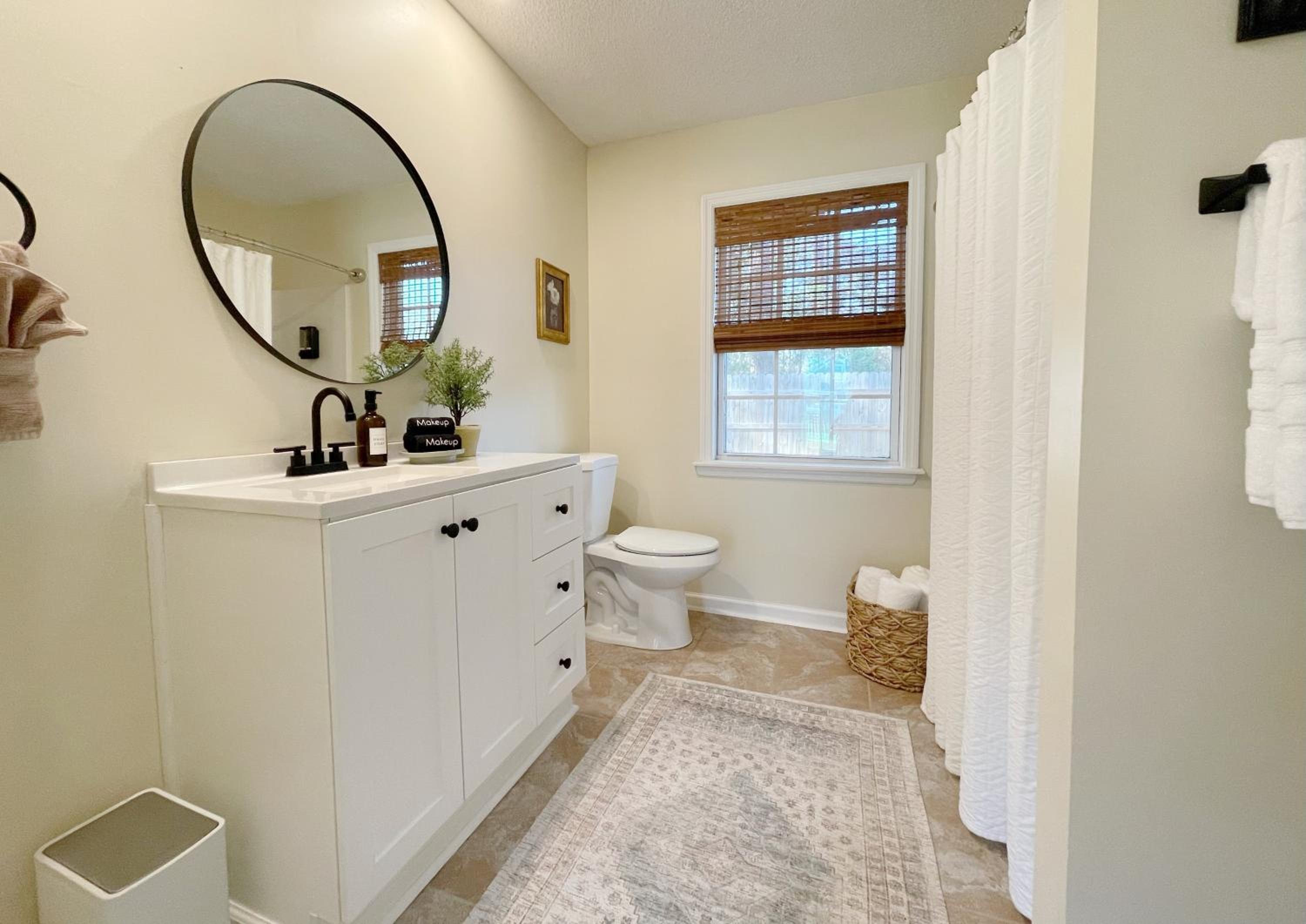 Large Home Sleeps 10 Beach & Downtown Dog Heaven