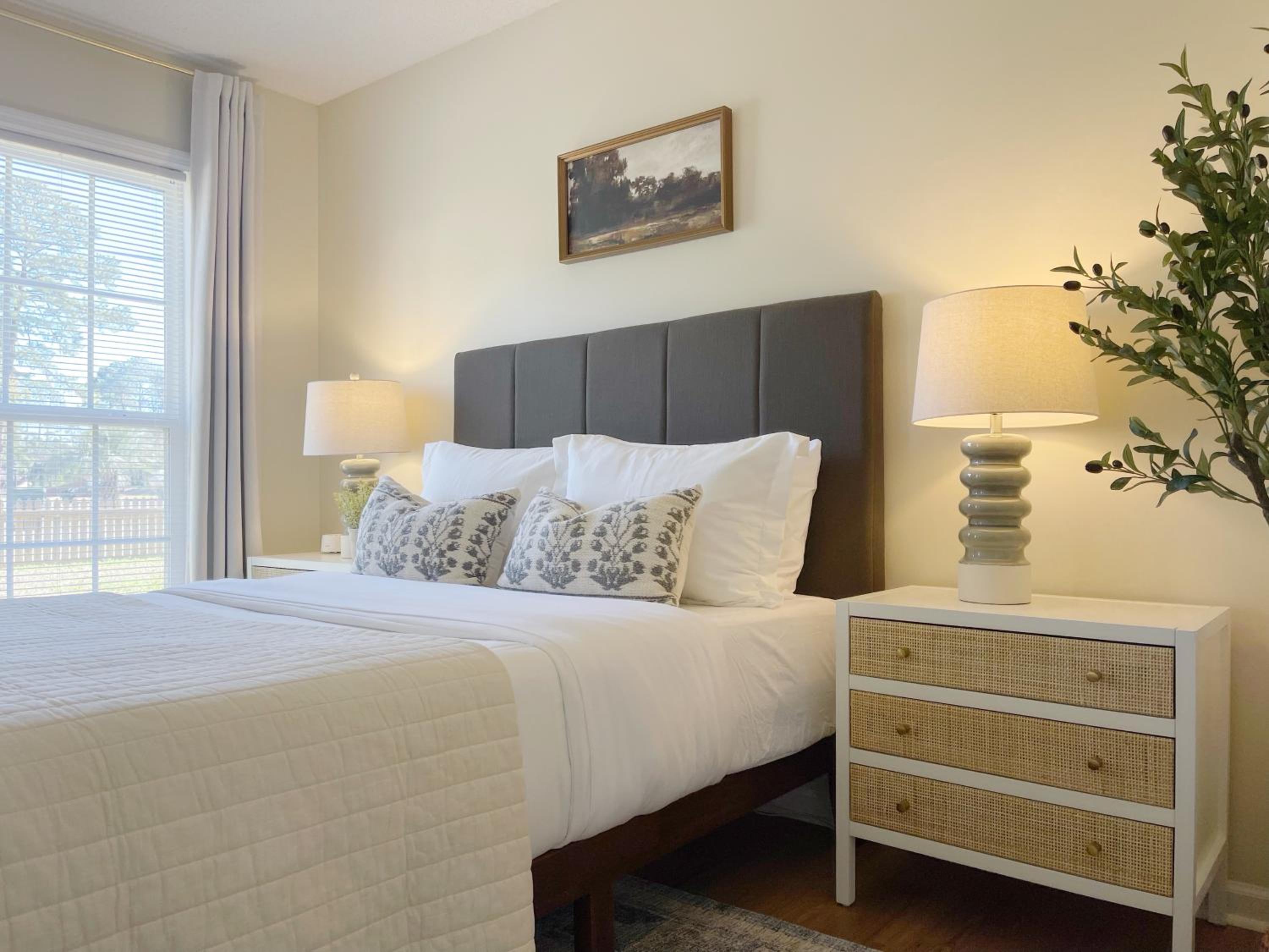 Large Home Sleeps 10 Beach & Downtown Dog Heaven